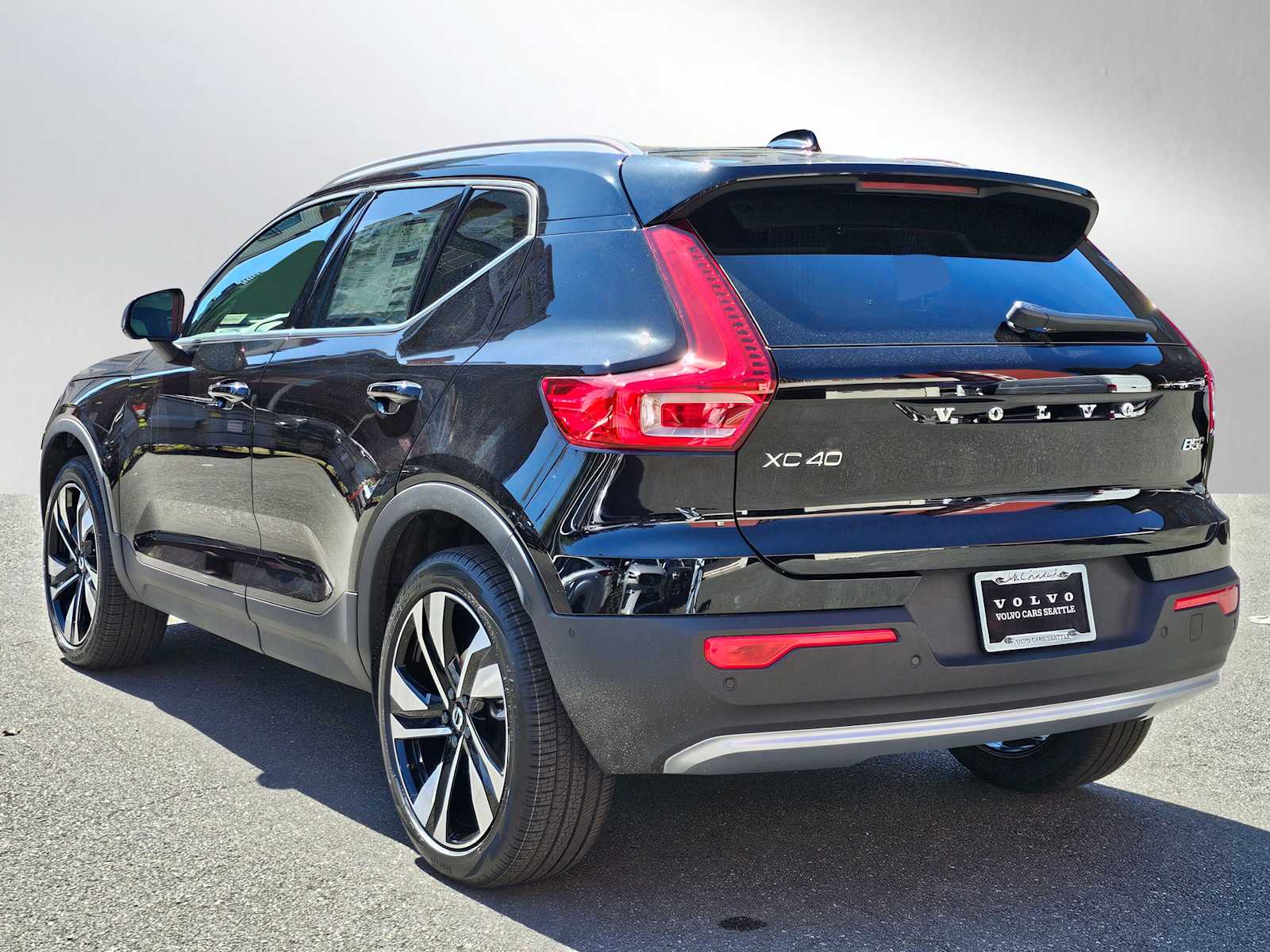 2025 Volvo XC40 photo 3