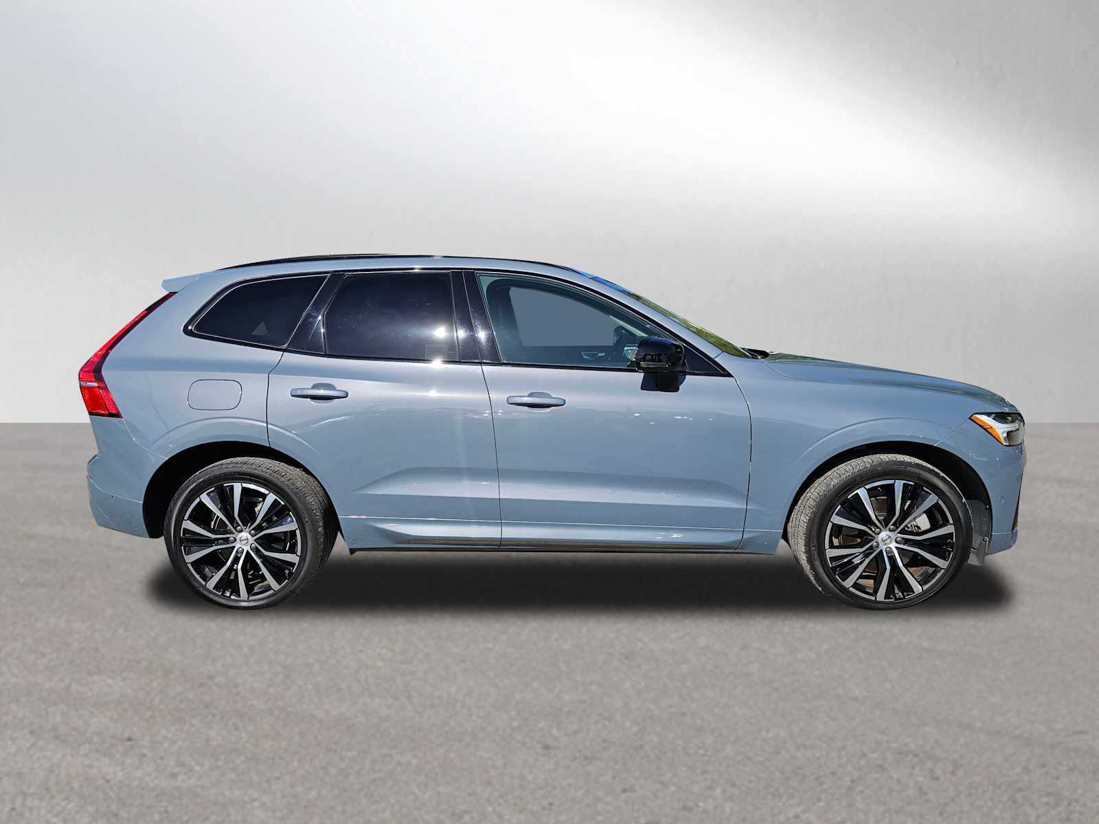 2023 Volvo XC60 Recharge Hybrid Ultimate photo 2