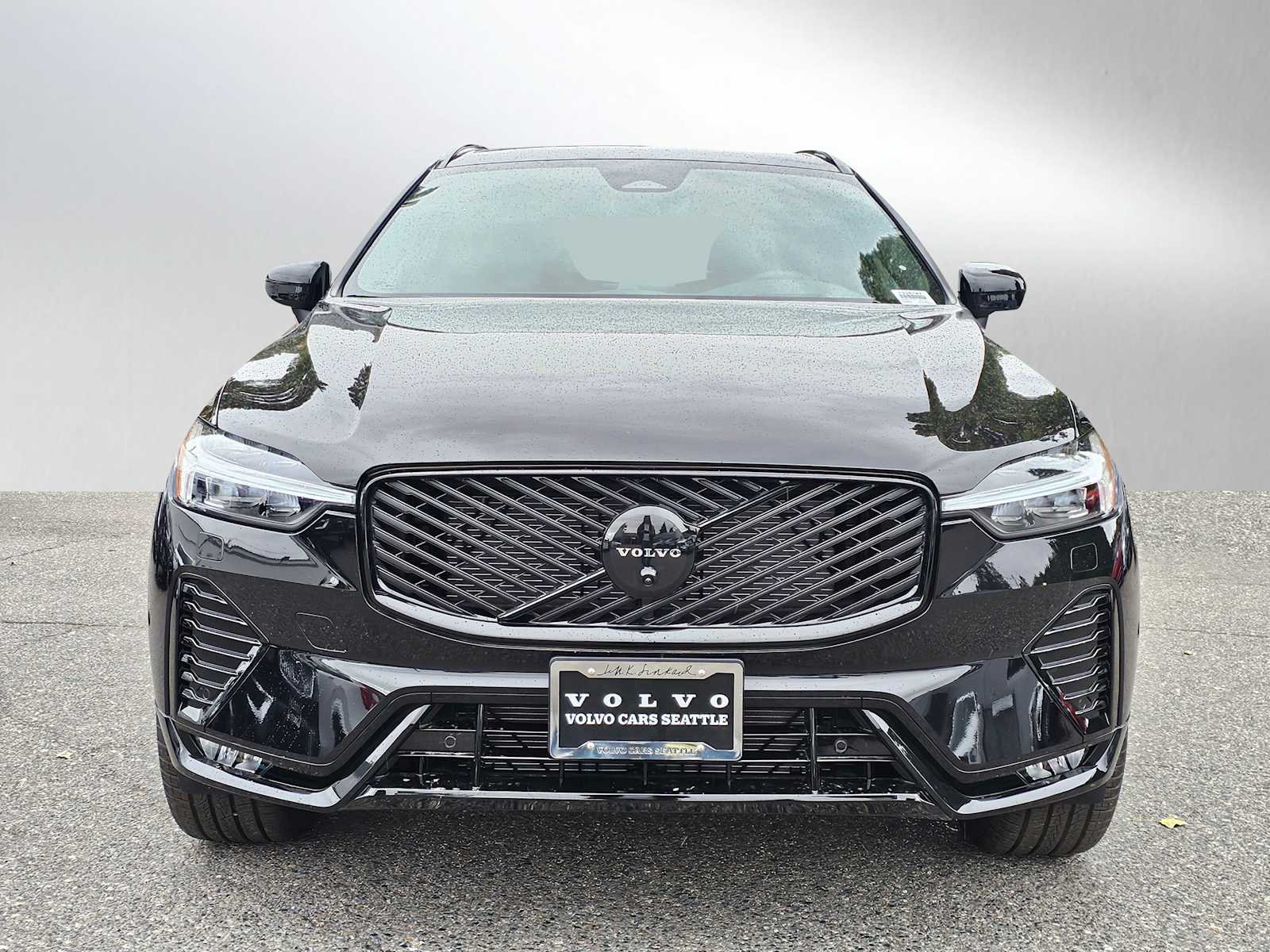 2026 Volvo XC60 B5 Black Edition photo 2