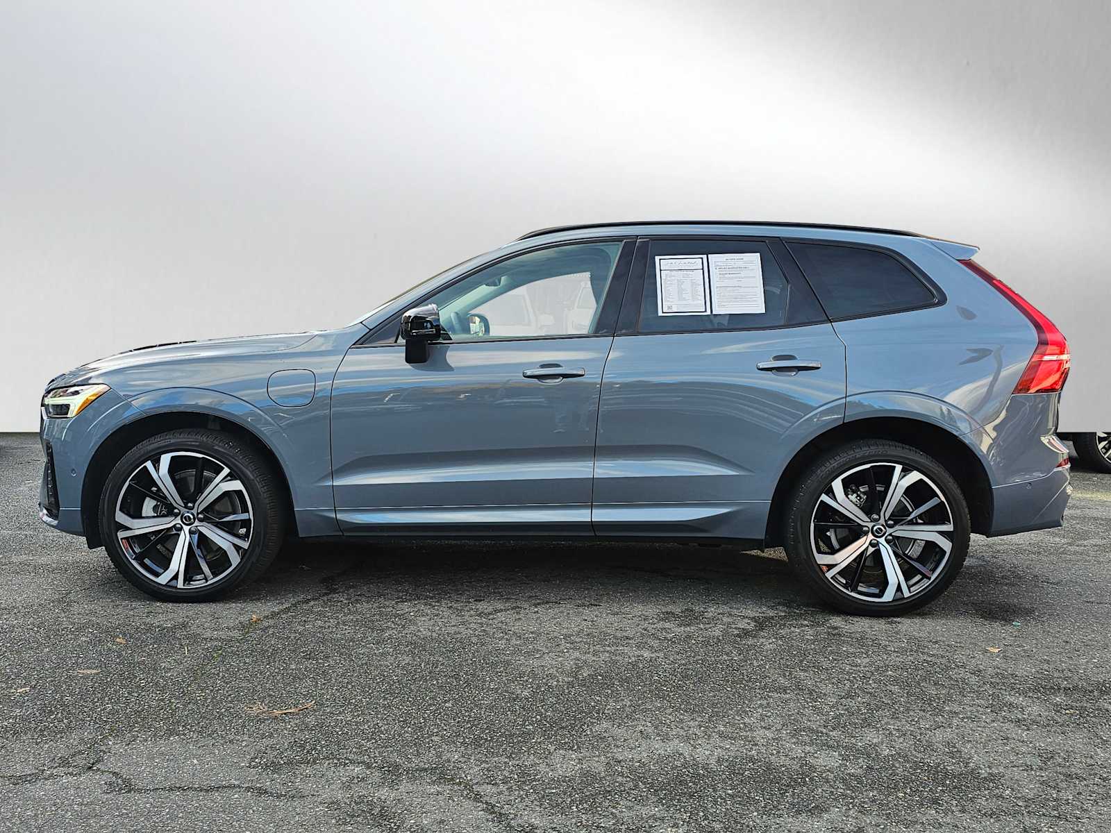 2024 Volvo XC60 Hybrid T8 Ultimate photo 4