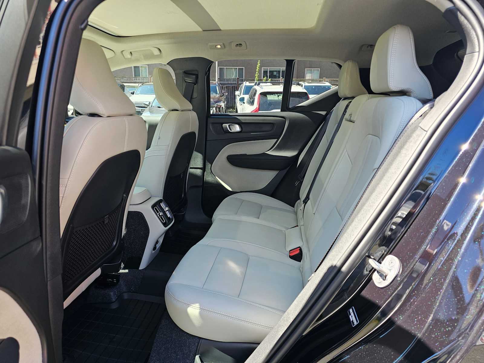 2025 Volvo XC40 Ultra - Photo 17