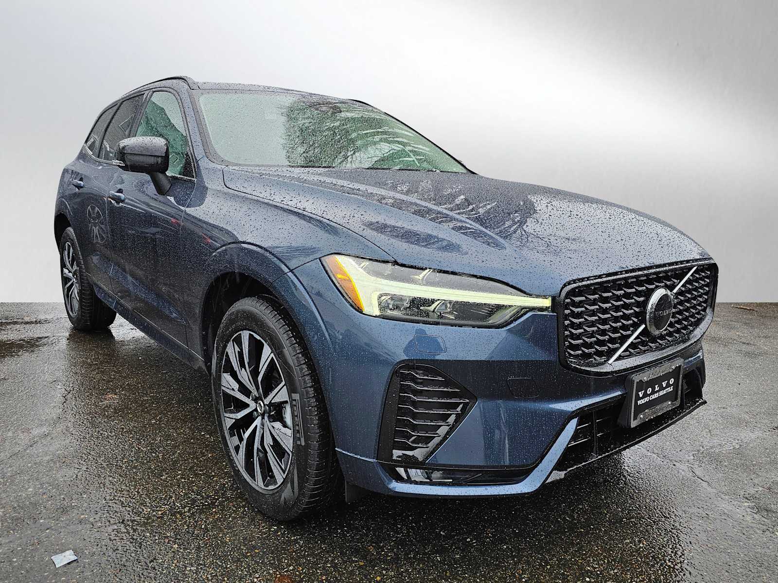 2025 Volvo XC60 Core's photo