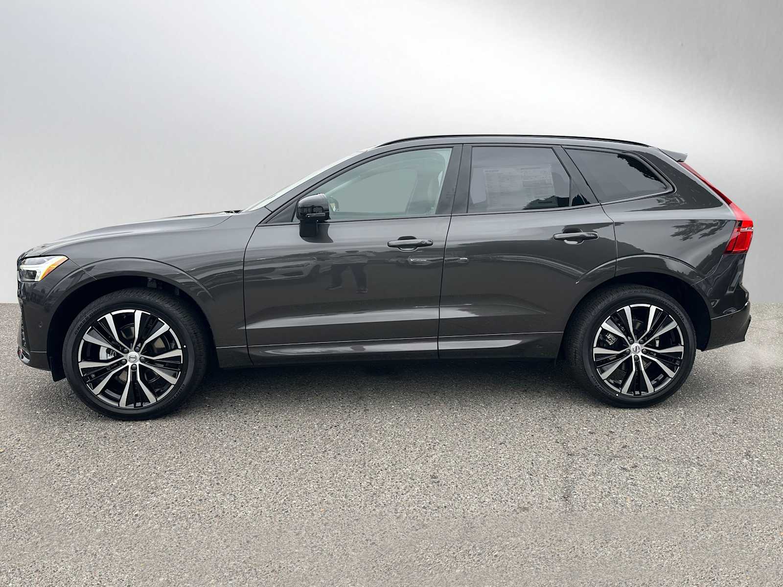 2025 Volvo XC60 B5 Plus photo 2