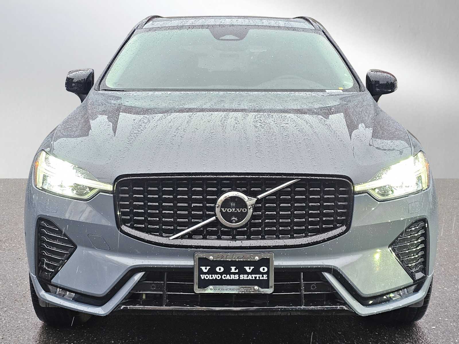 2024 Volvo XC60 B5 Plus photo 2