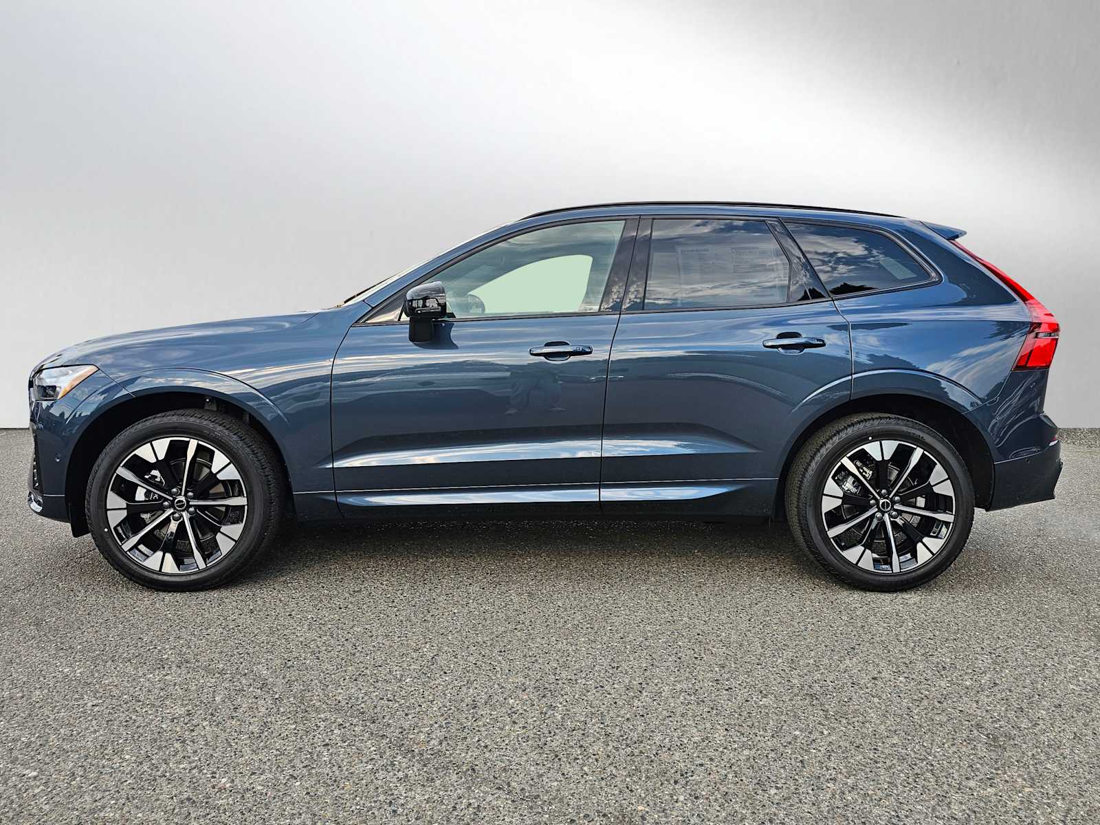 2026 Volvo XC60 B5 Plus photo 4
