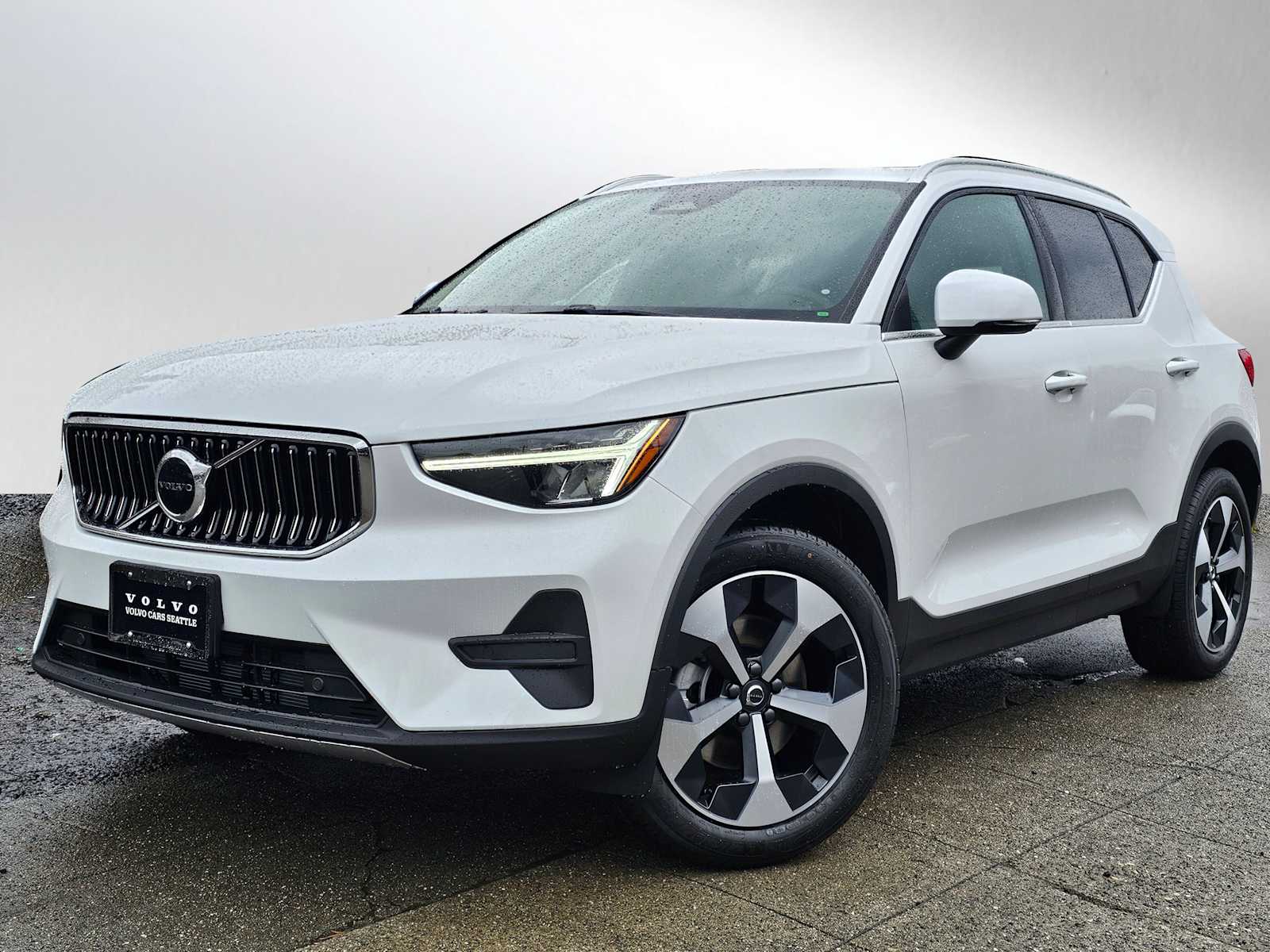 2025 Volvo XC40 Core photo 3