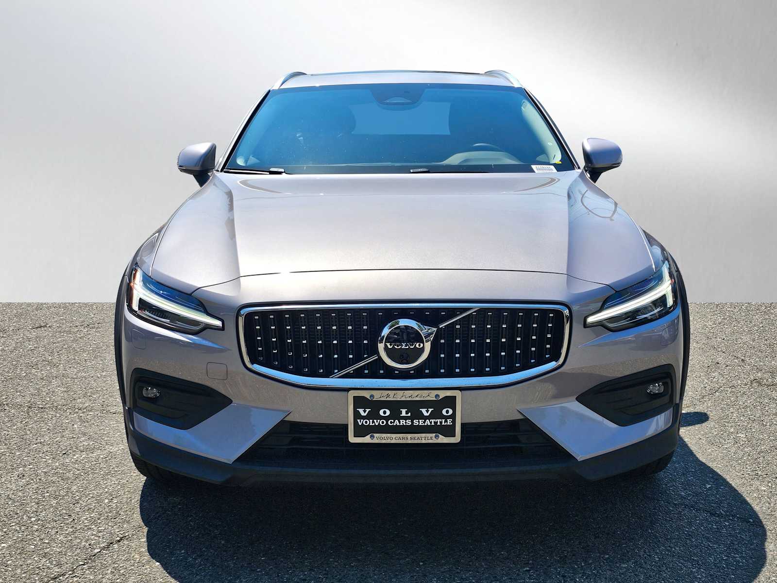 2026 Volvo V60 Cross Country B5 Plus photo 2