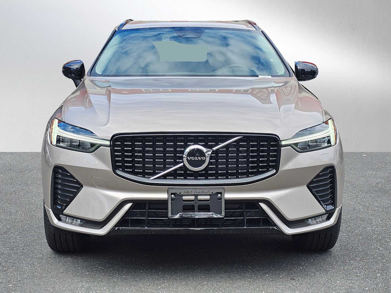 2025 Volvo XC60 B5 Core photo 2
