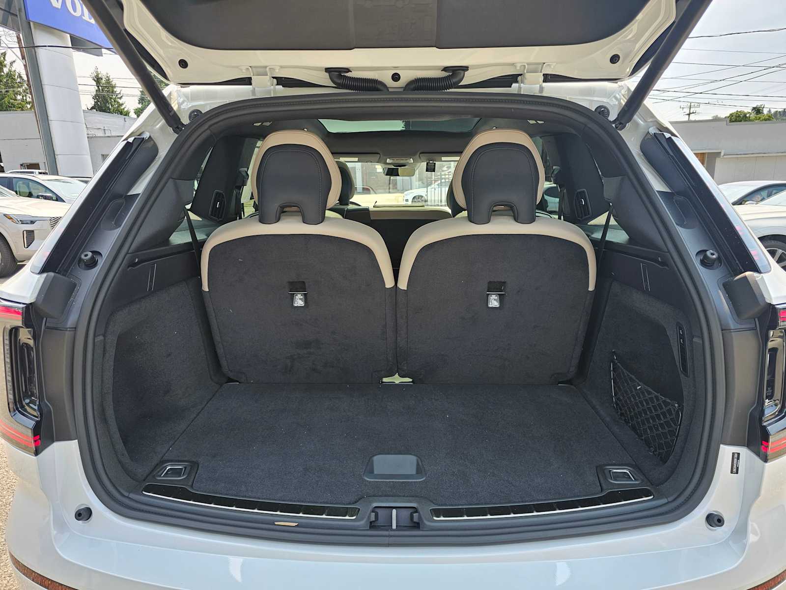 2025 Volvo EX90 Plus - Photo 16