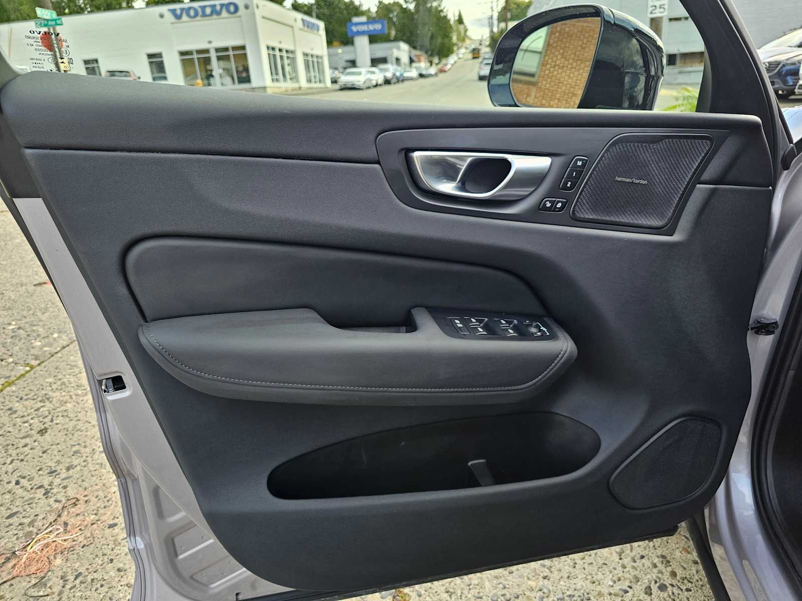 2026 Volvo XC60 Plus - Photo 24
