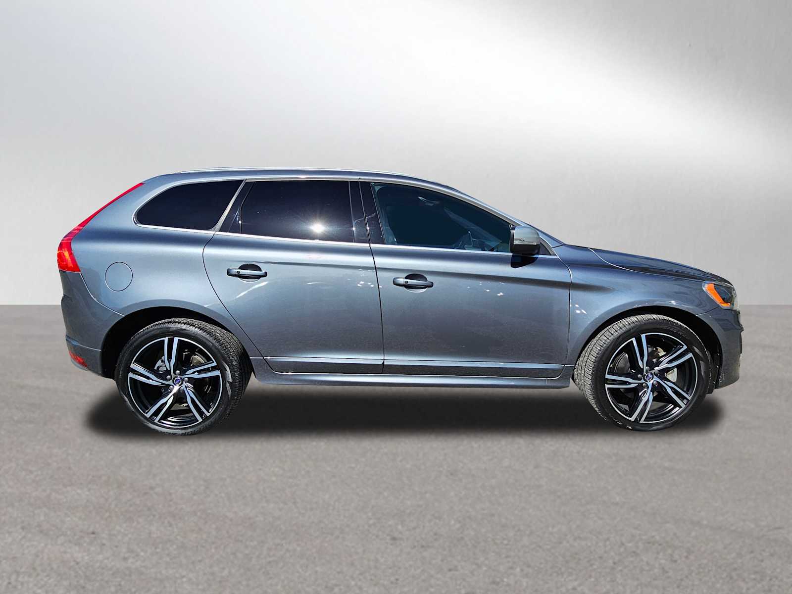 2017 Volvo XC60 T6 R-Design photo 2