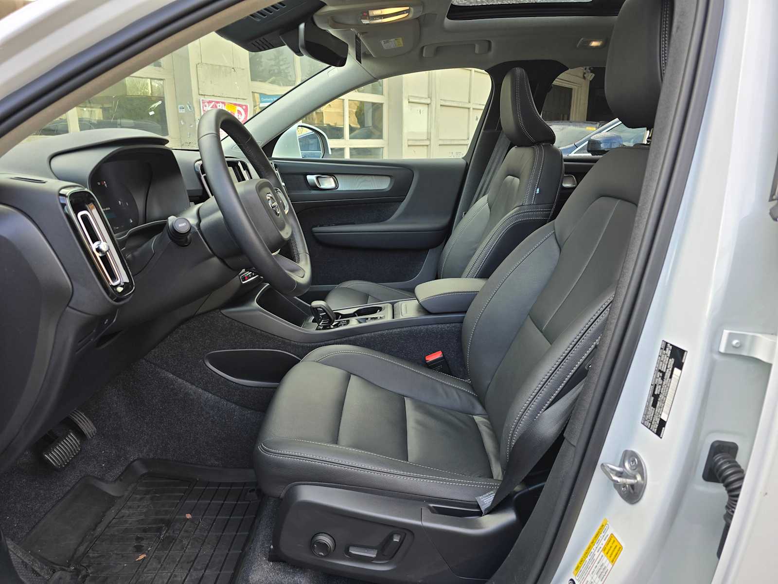 2025 Volvo XC40 Core - Photo 19