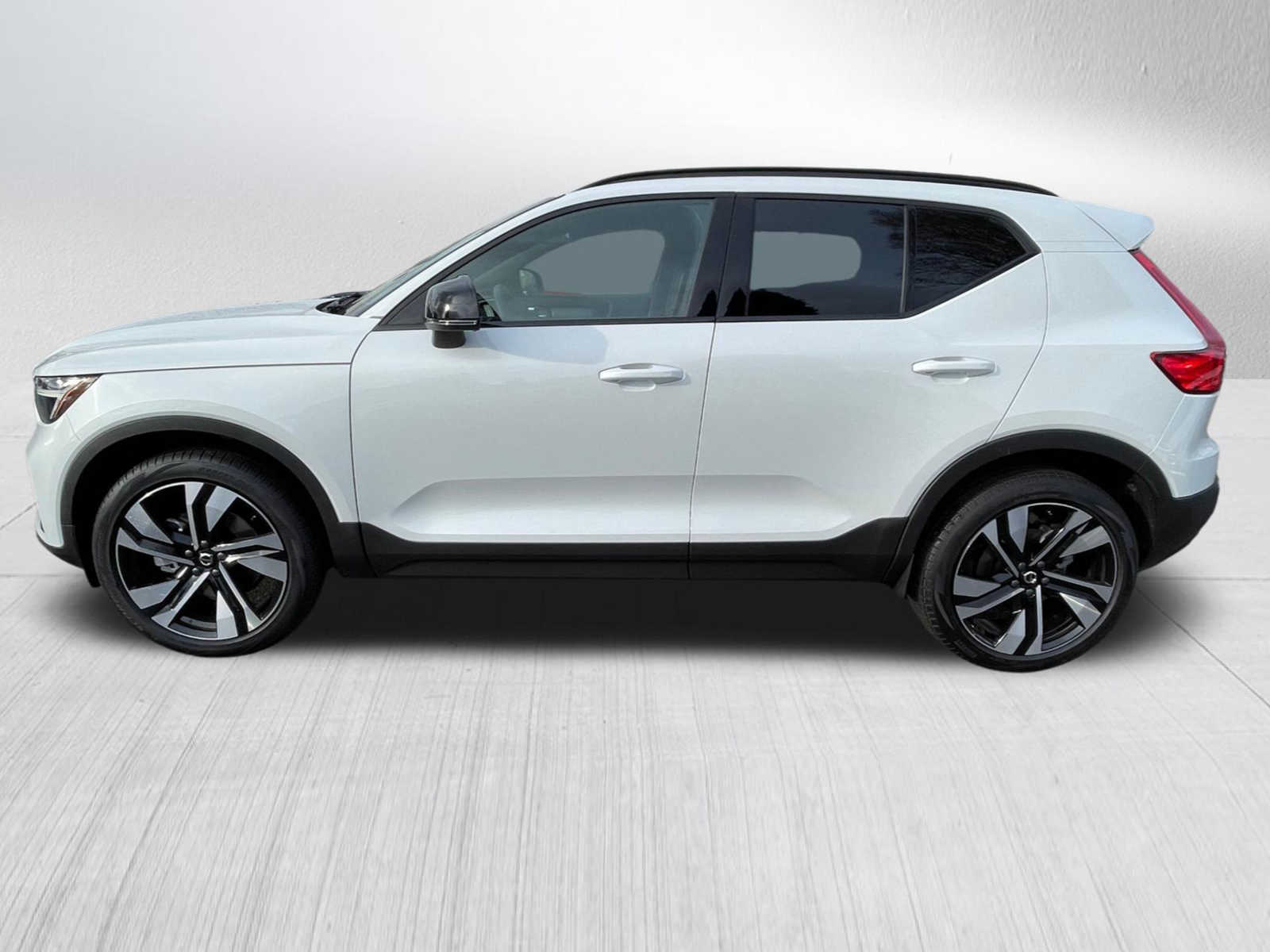 2023 Volvo XC40 AWD Plus photo 2