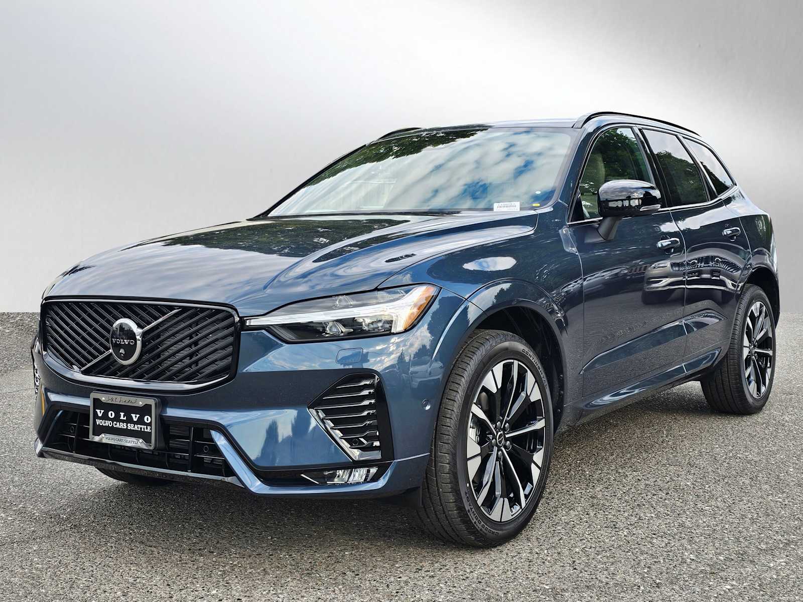 2026 Volvo XC60 B5 Plus photo 3