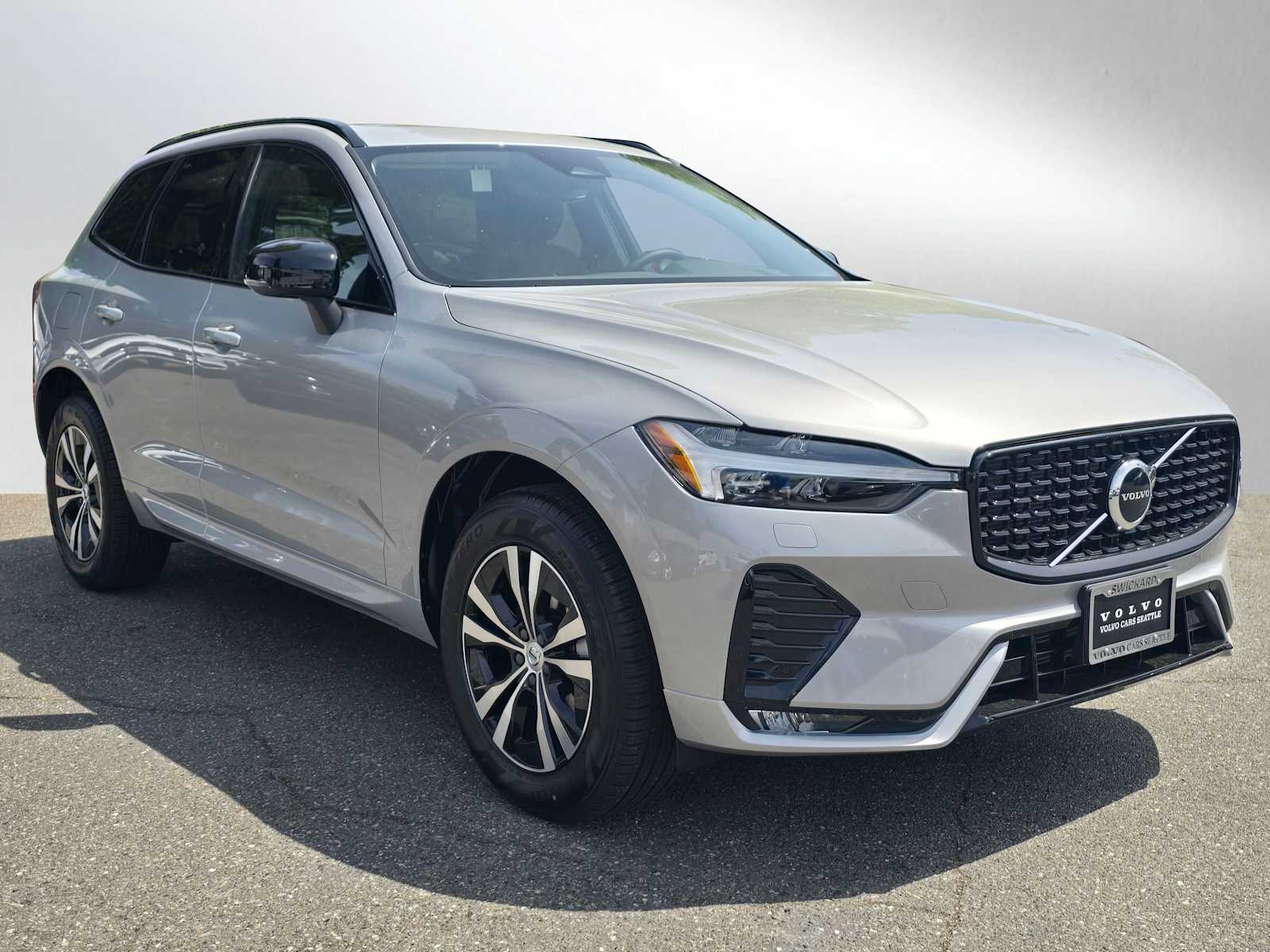 2025 Volvo XC60 Core's photo