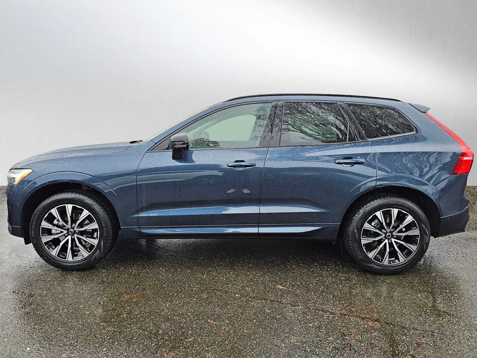 2025 Volvo XC60 B5 Core photo 4