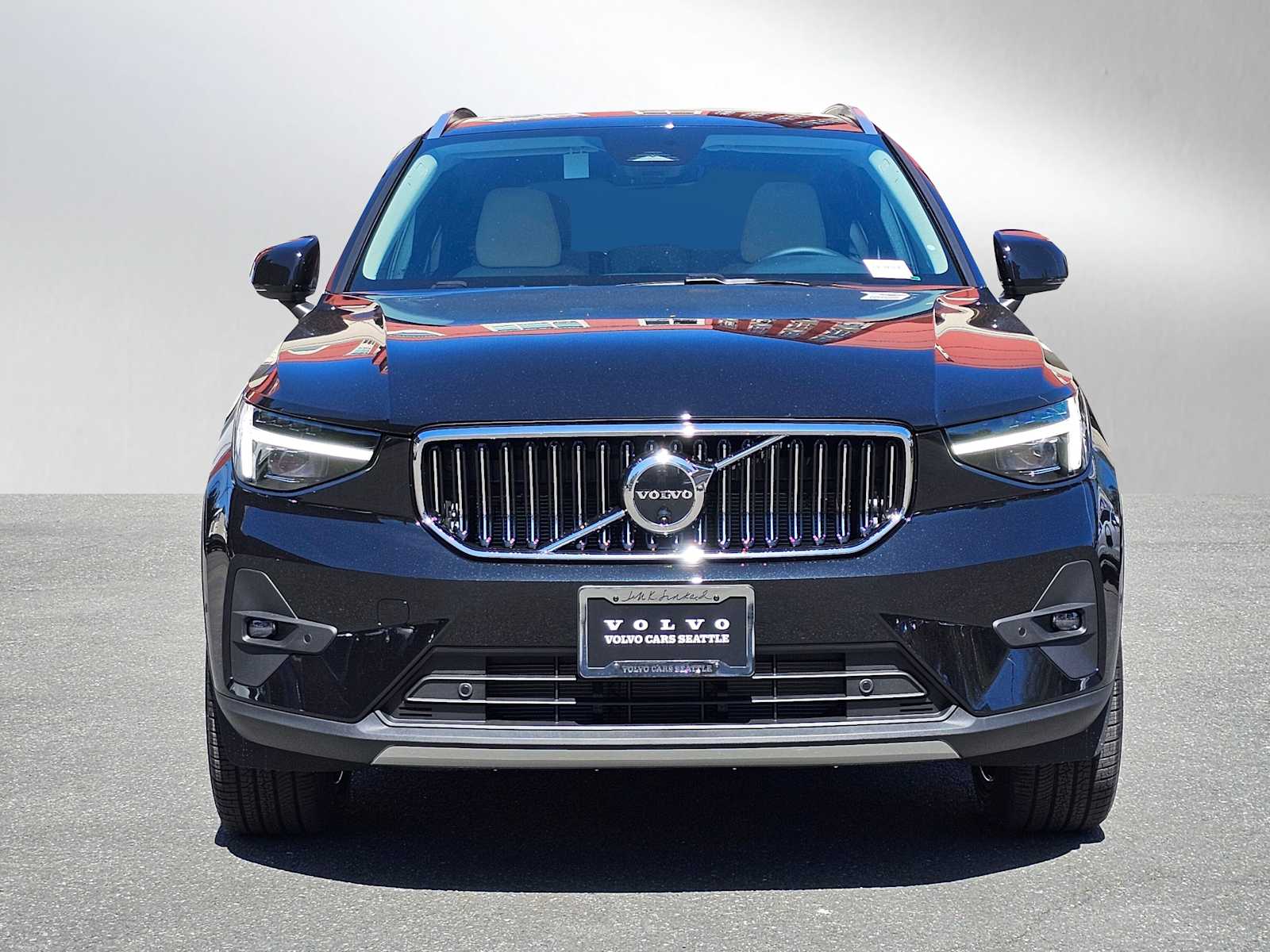 2025 Volvo XC40 photo 2