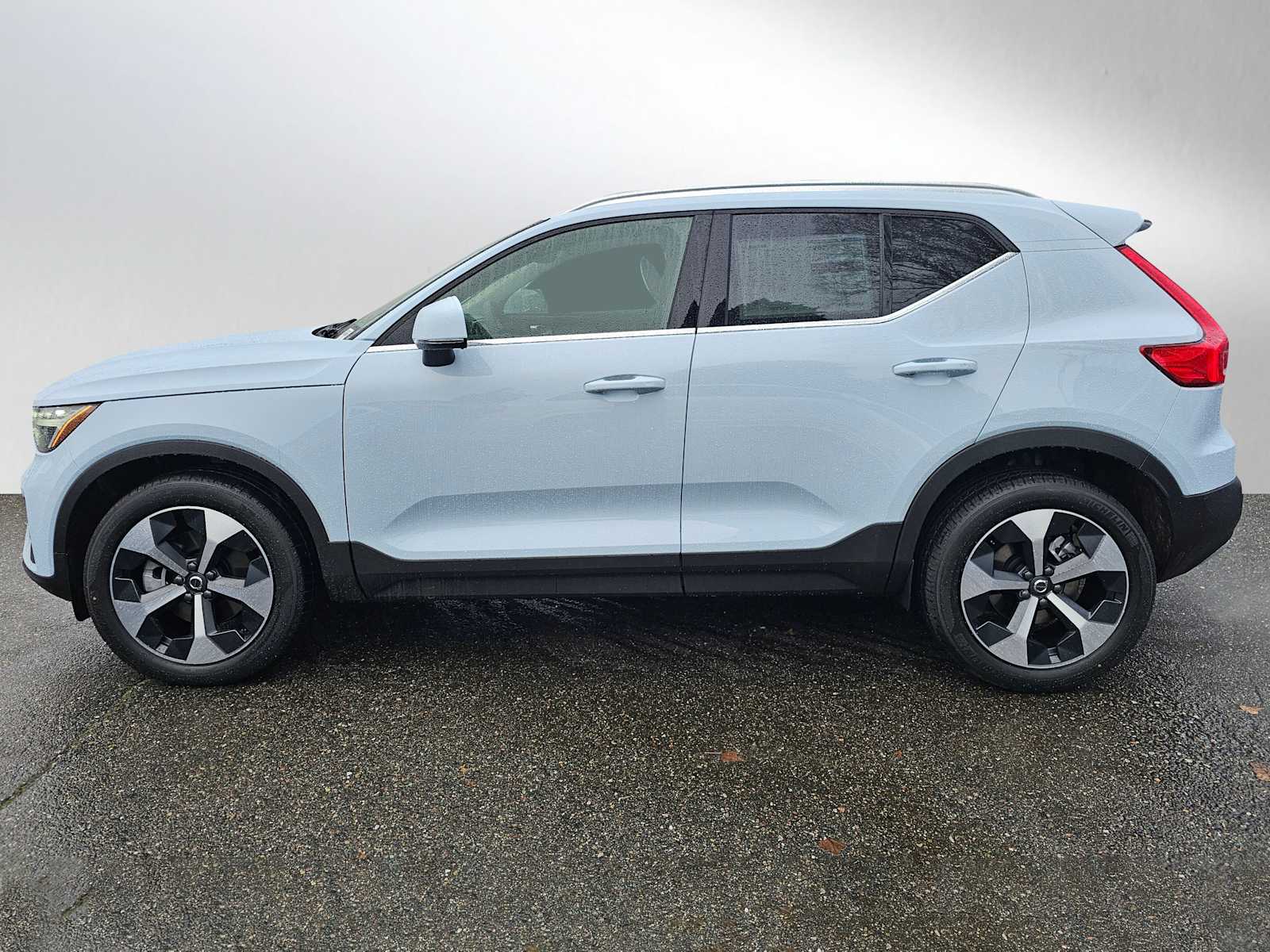 2025 Volvo XC40 Core photo 2