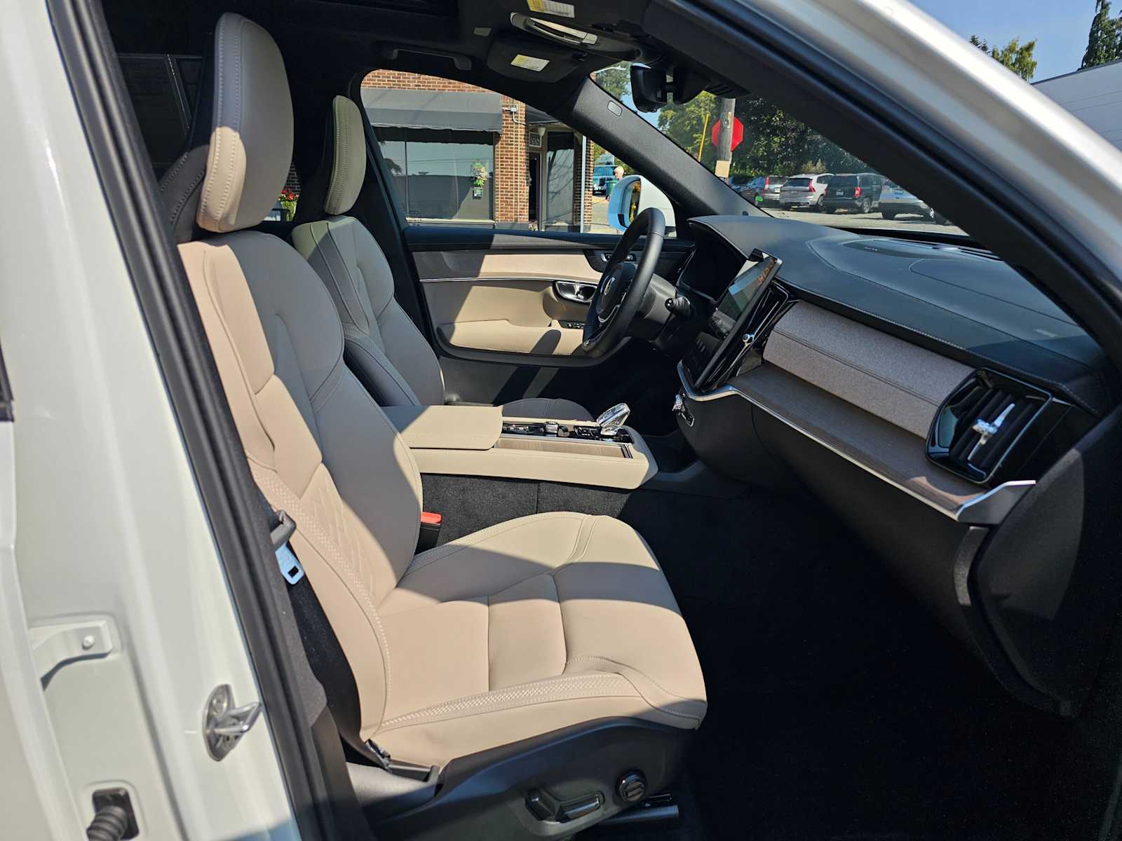2026 Volvo XC90 Plus - Photo 11