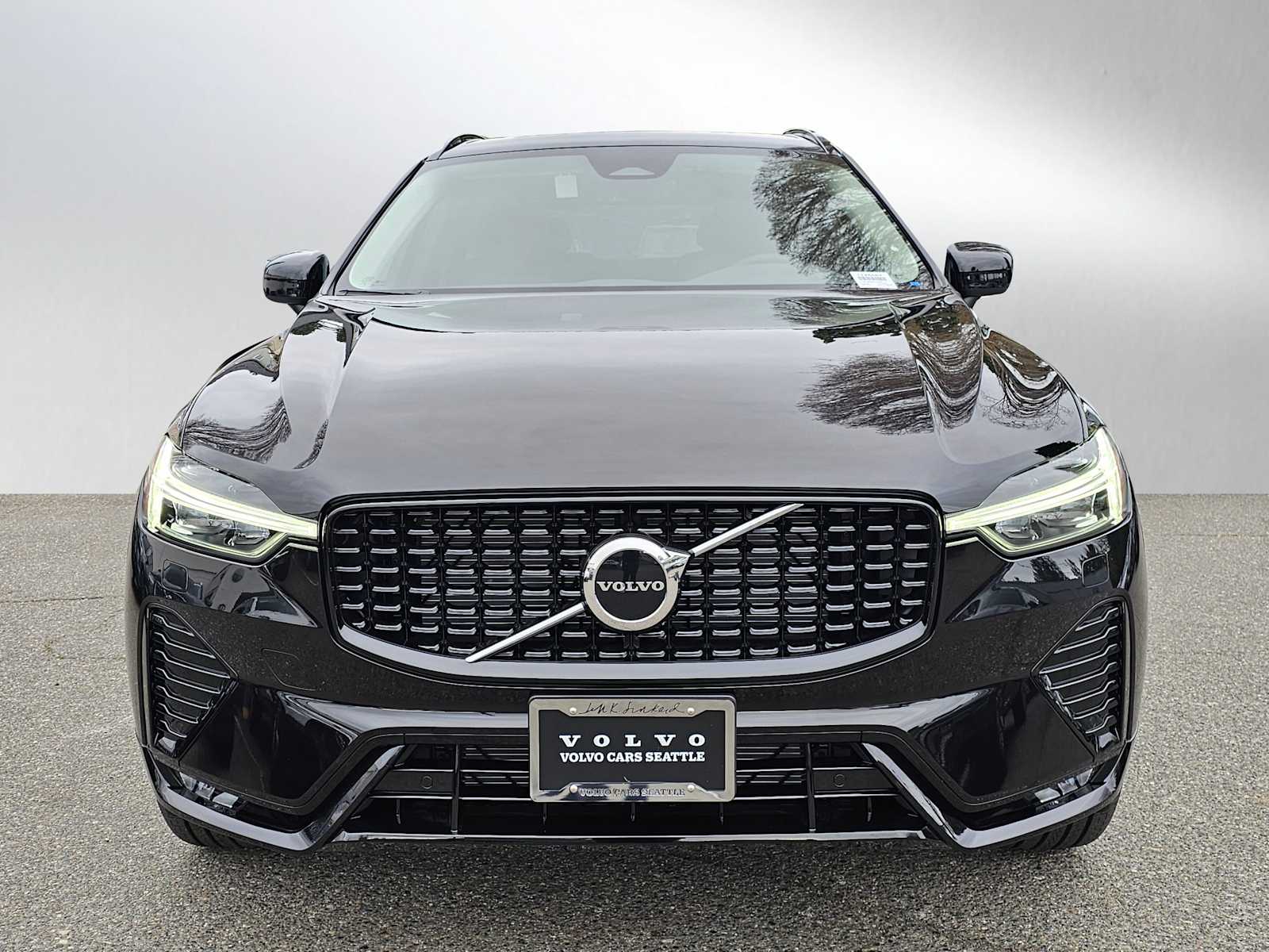 2025 Volvo XC60 B5 Core photo 2