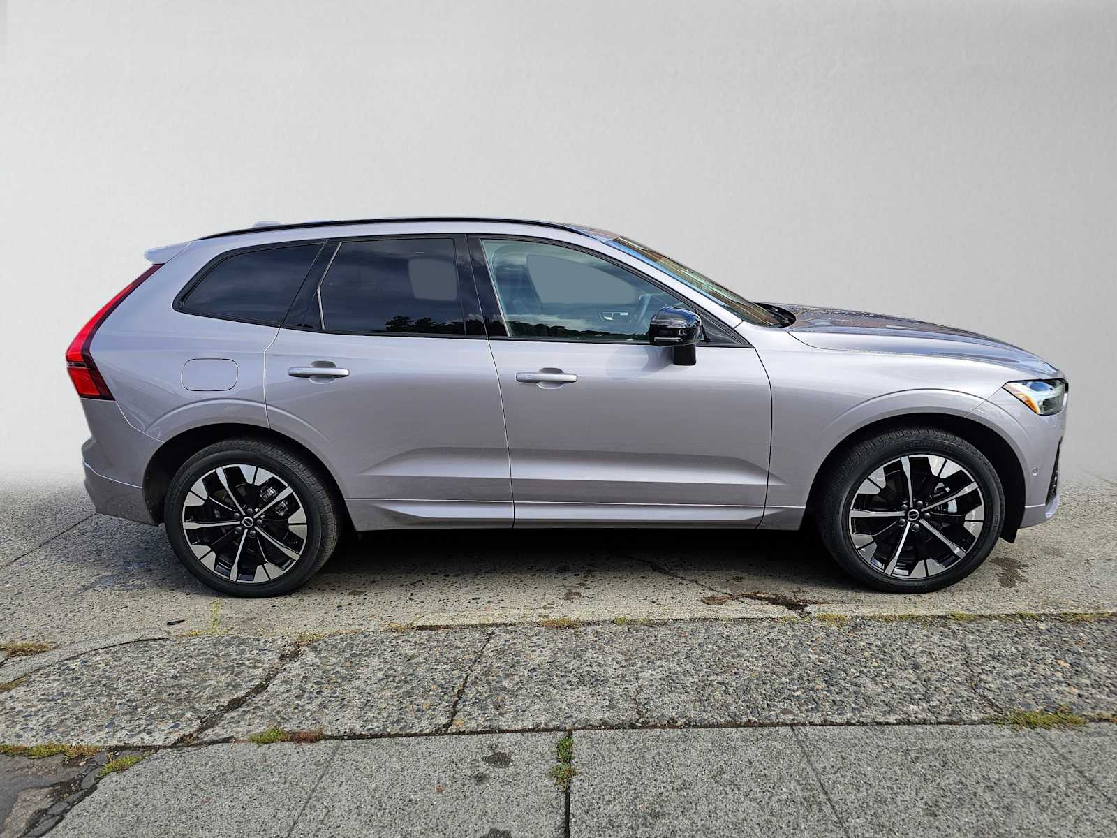 2026 Volvo XC60 Plus - Photo 2