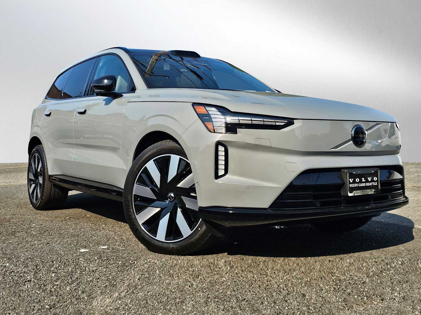 2025 Volvo EX90 Plus's photo