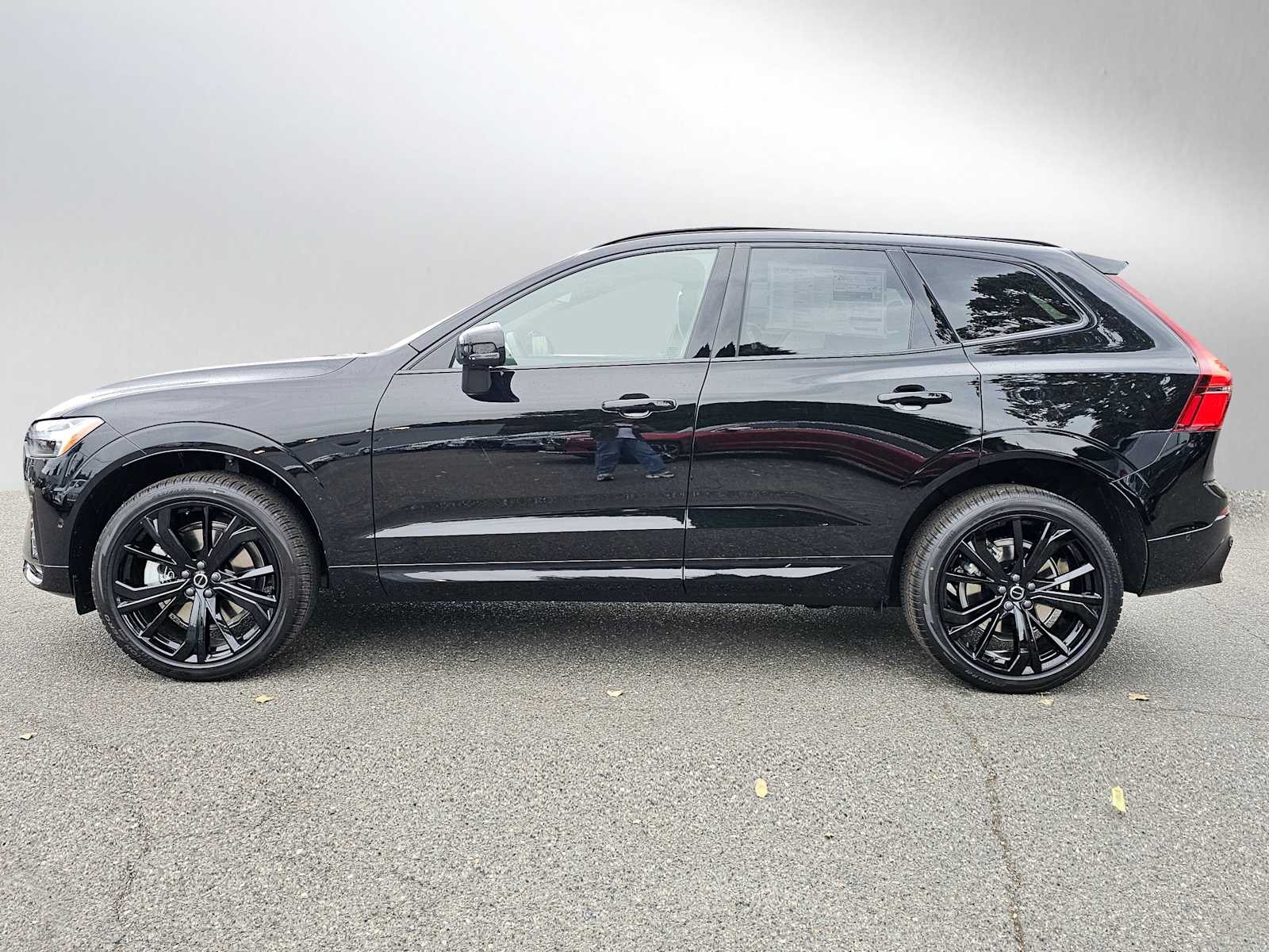 2026 Volvo XC60 B5 Black Edition photo 4