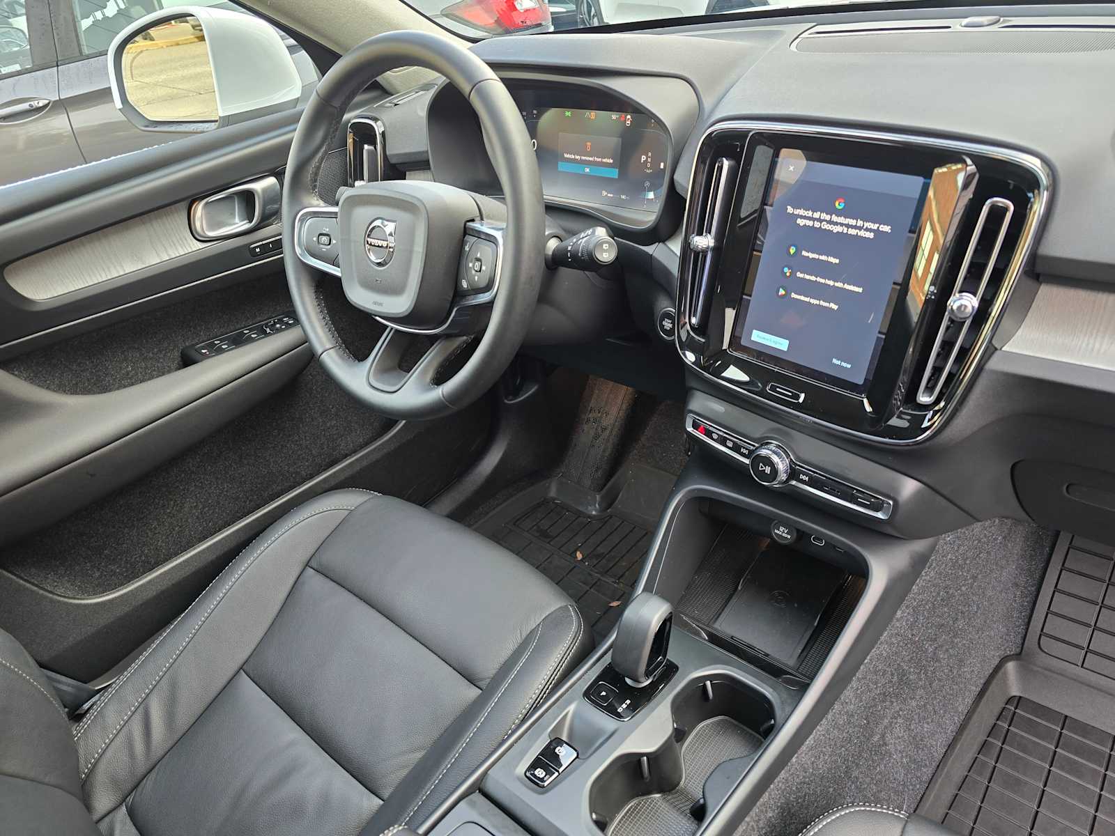 2025 Volvo XC40 Core - Photo 9