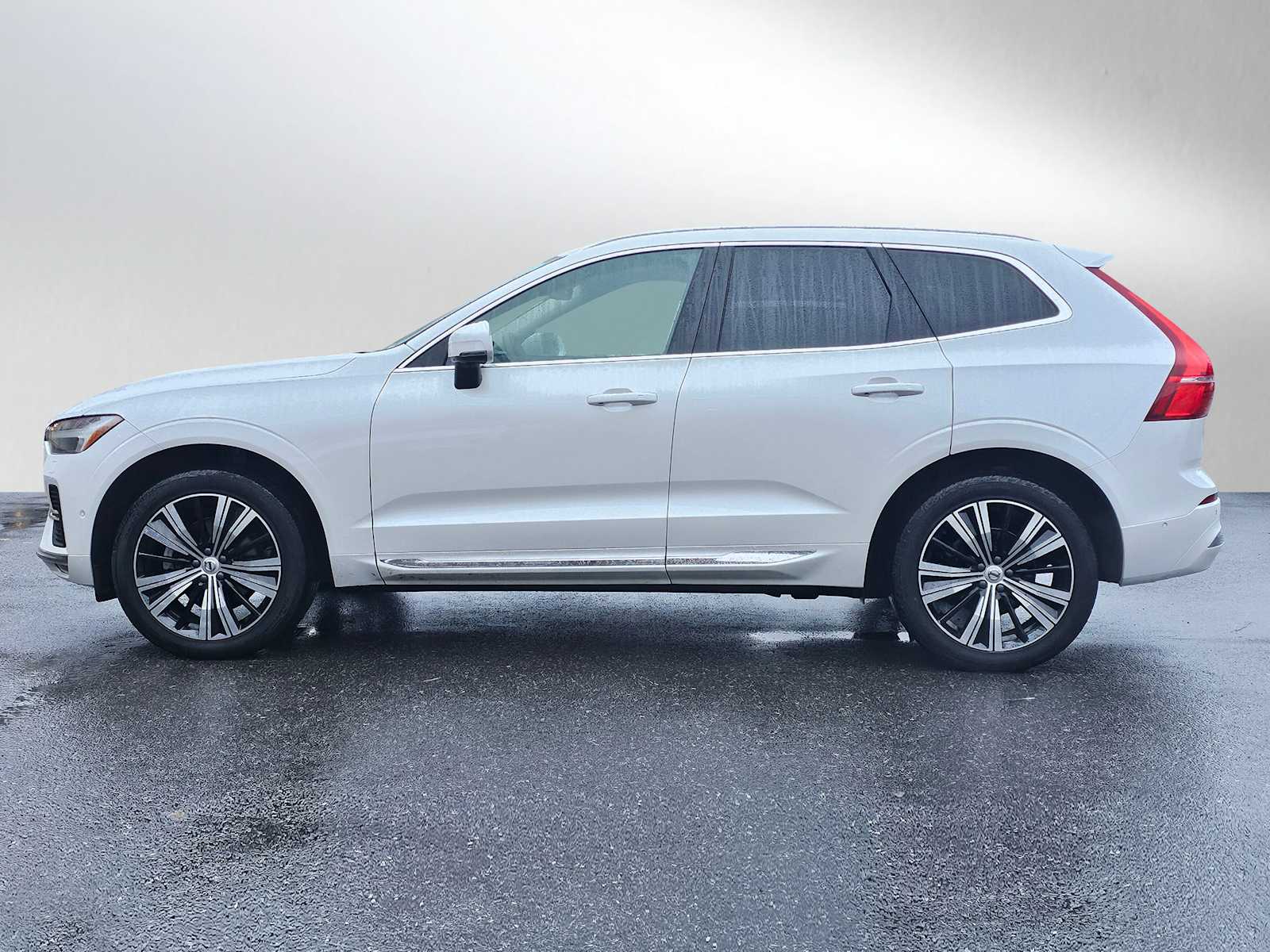 2023 Volvo XC60 B5 Plus photo 4