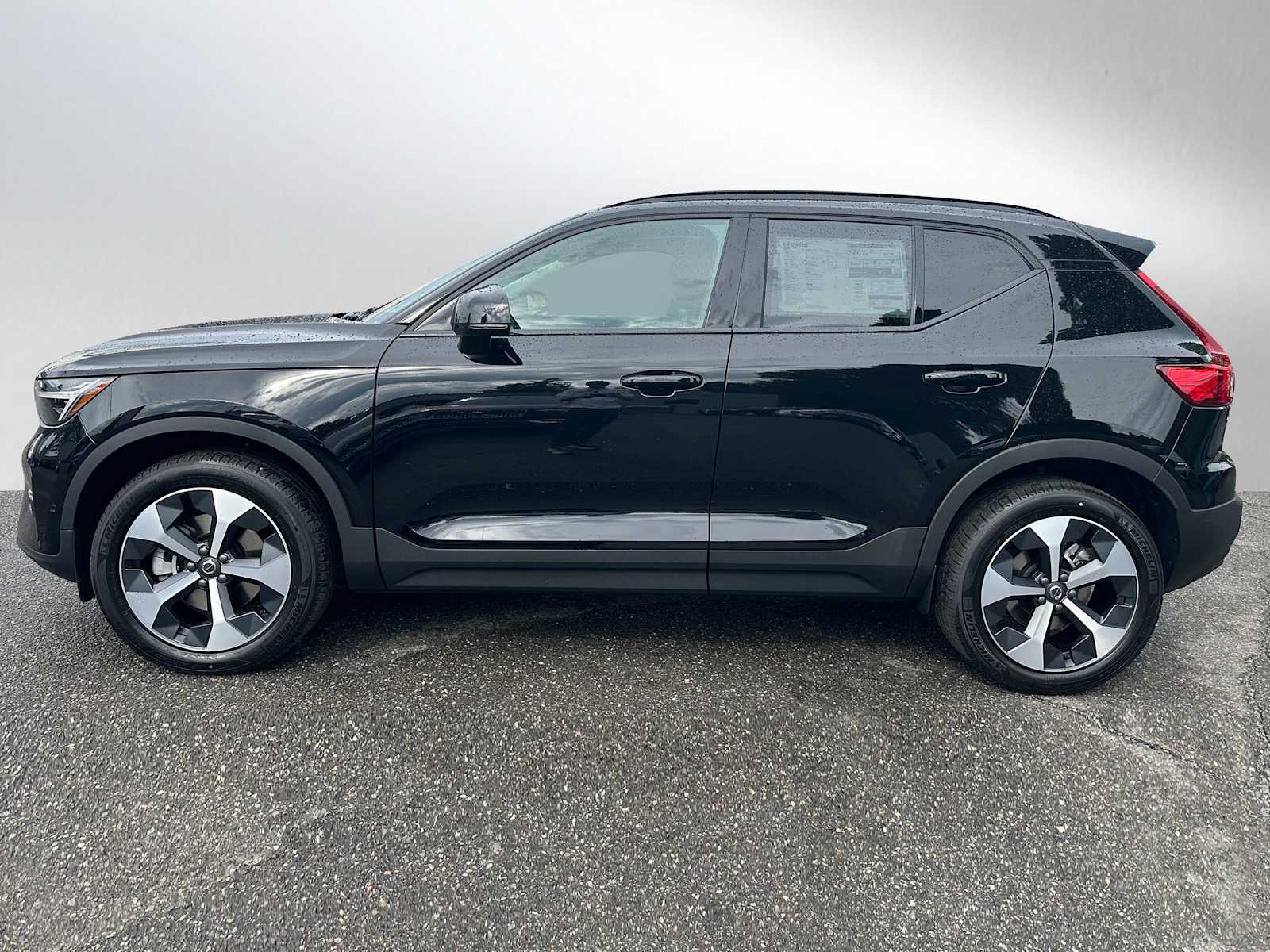 2025 Volvo XC40 Plus photo 2