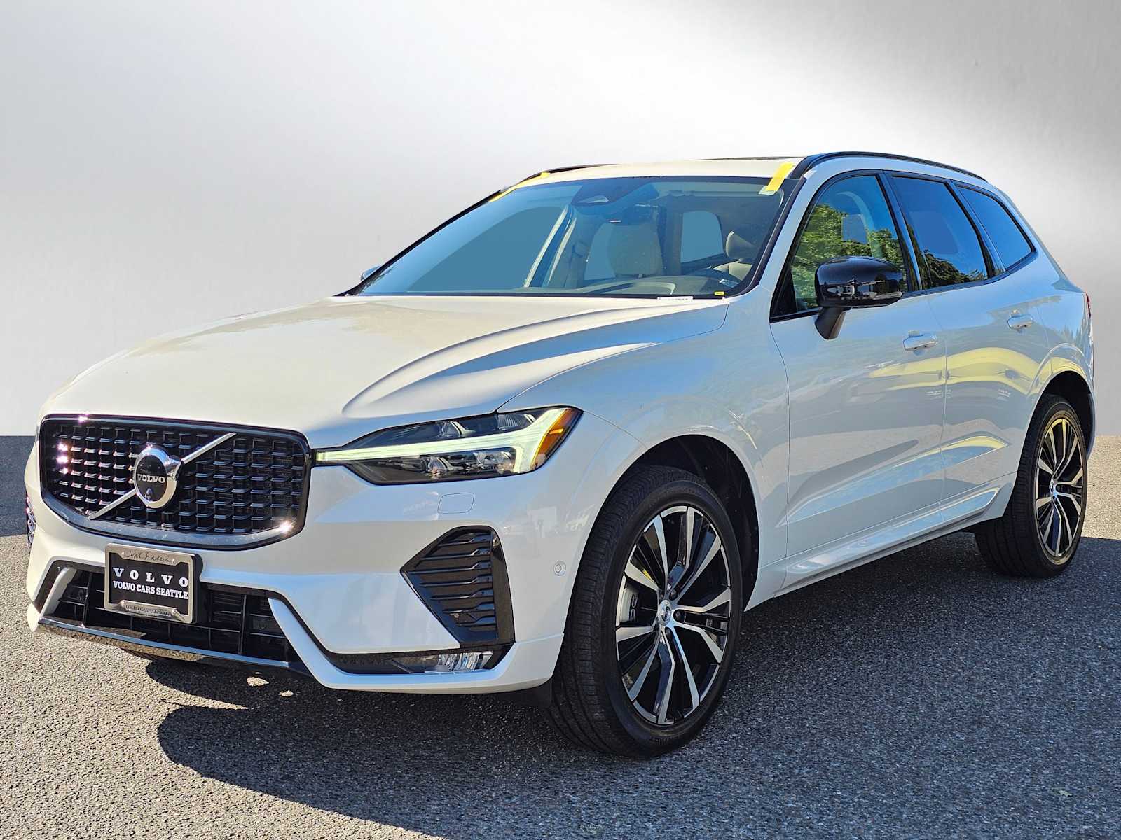 2023 Volvo XC60 B5 Plus photo 2