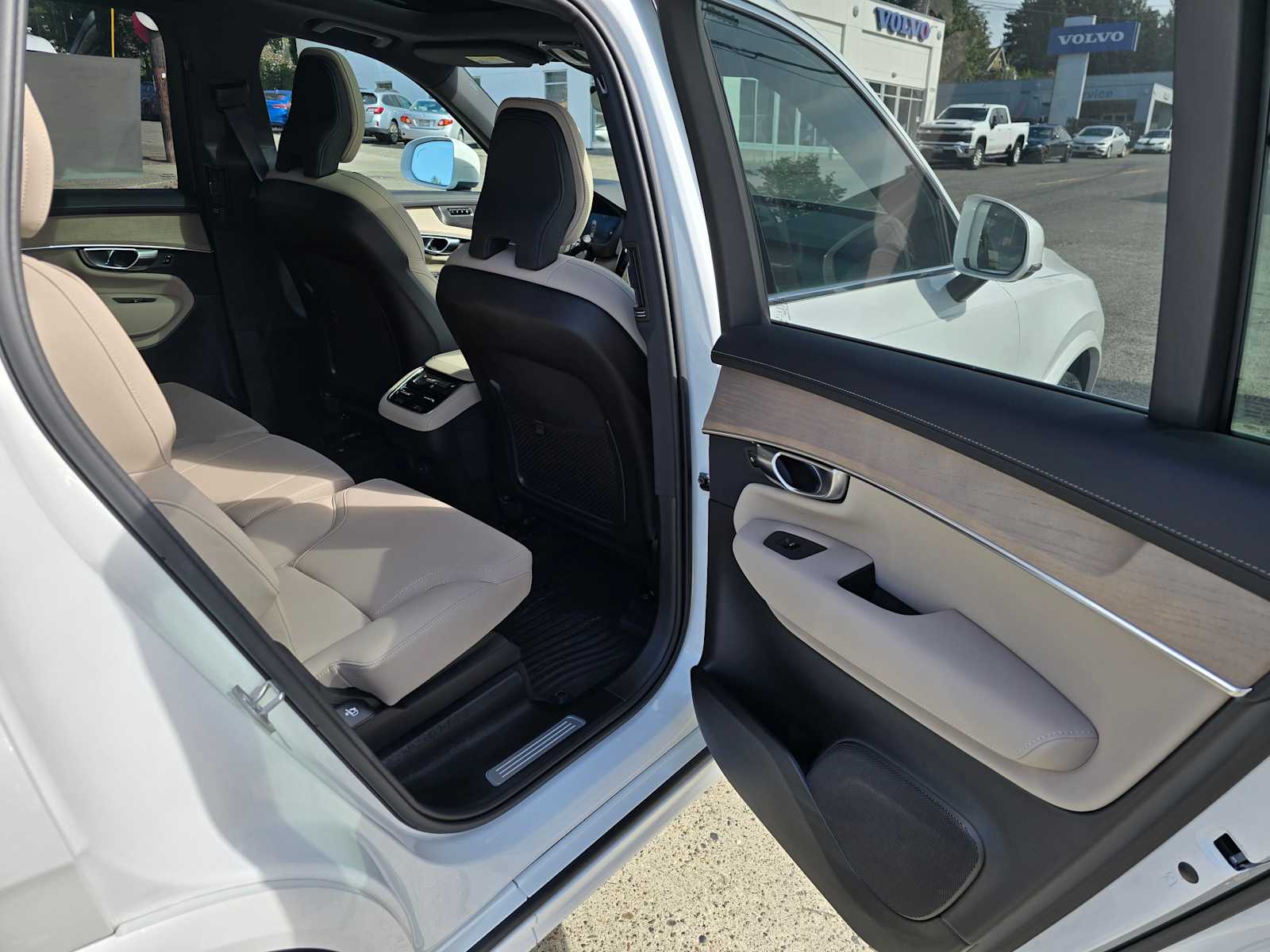 2026 Volvo XC90 Plus - Photo 13