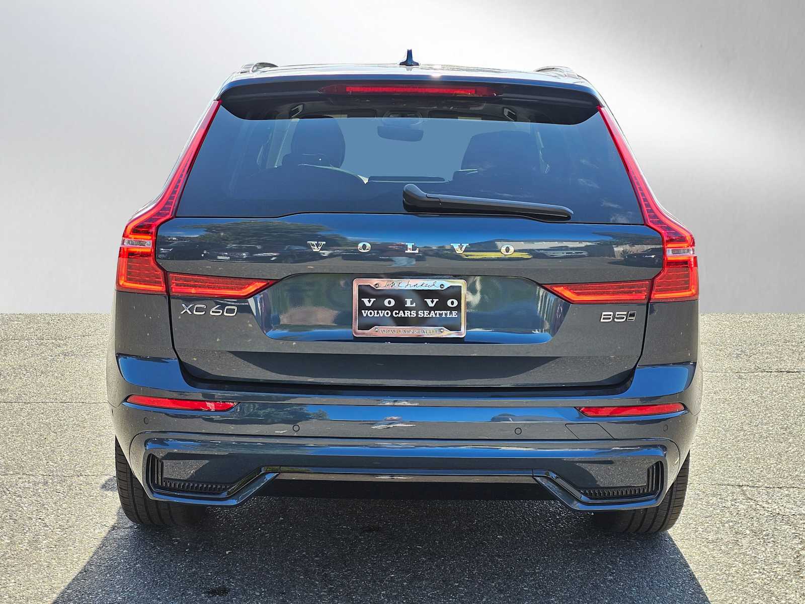 2025 Volvo XC60 B5 Plus photo 4