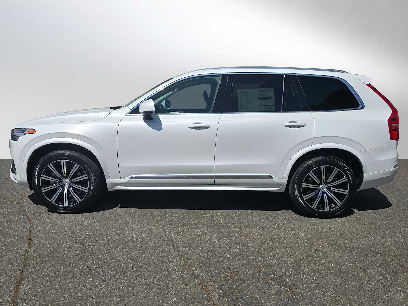 2025 Volvo XC90 B5 Core photo 2