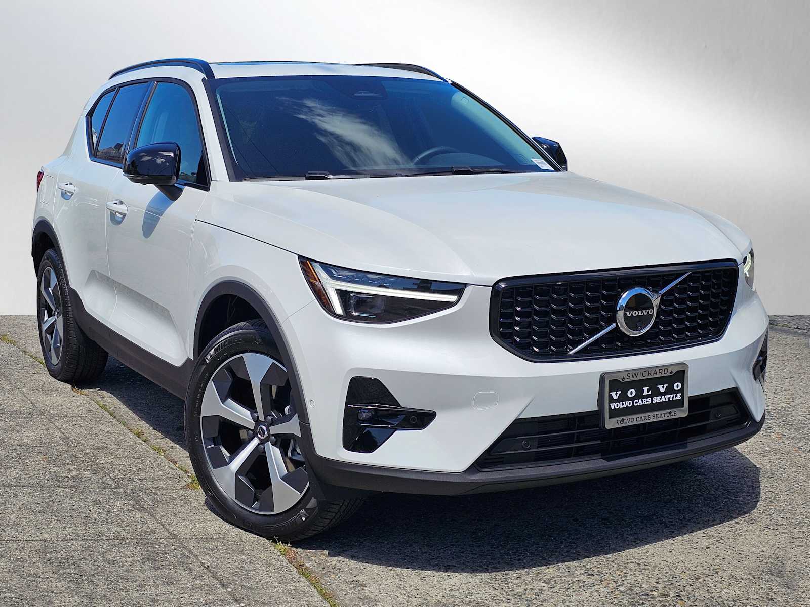 2026 Volvo XC40 B5 Plus Dark AWD's photo