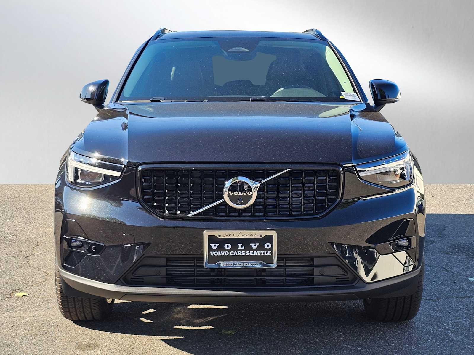 2026 Volvo XC40 photo 2