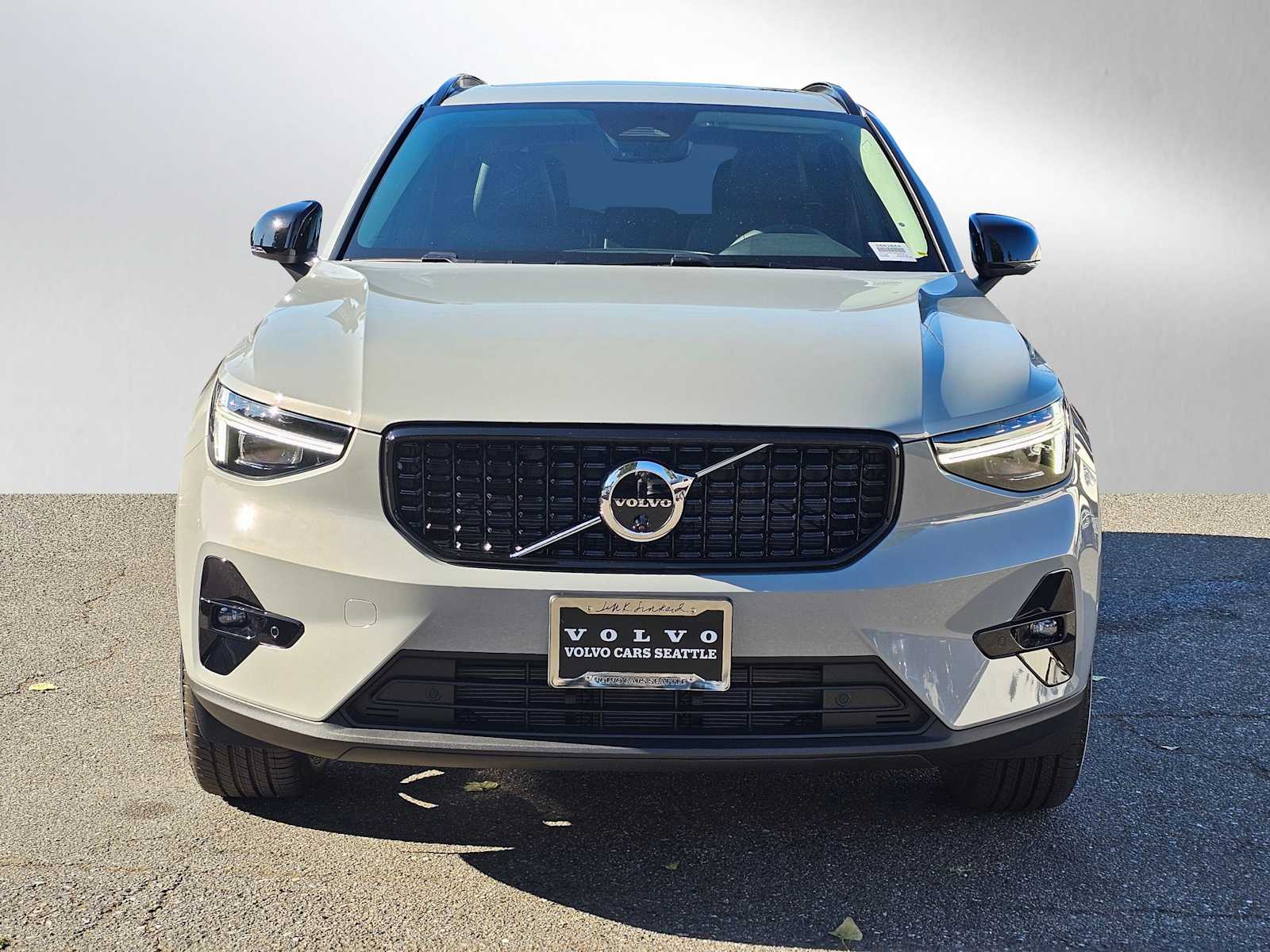2026 Volvo XC40 Plus photo 2
