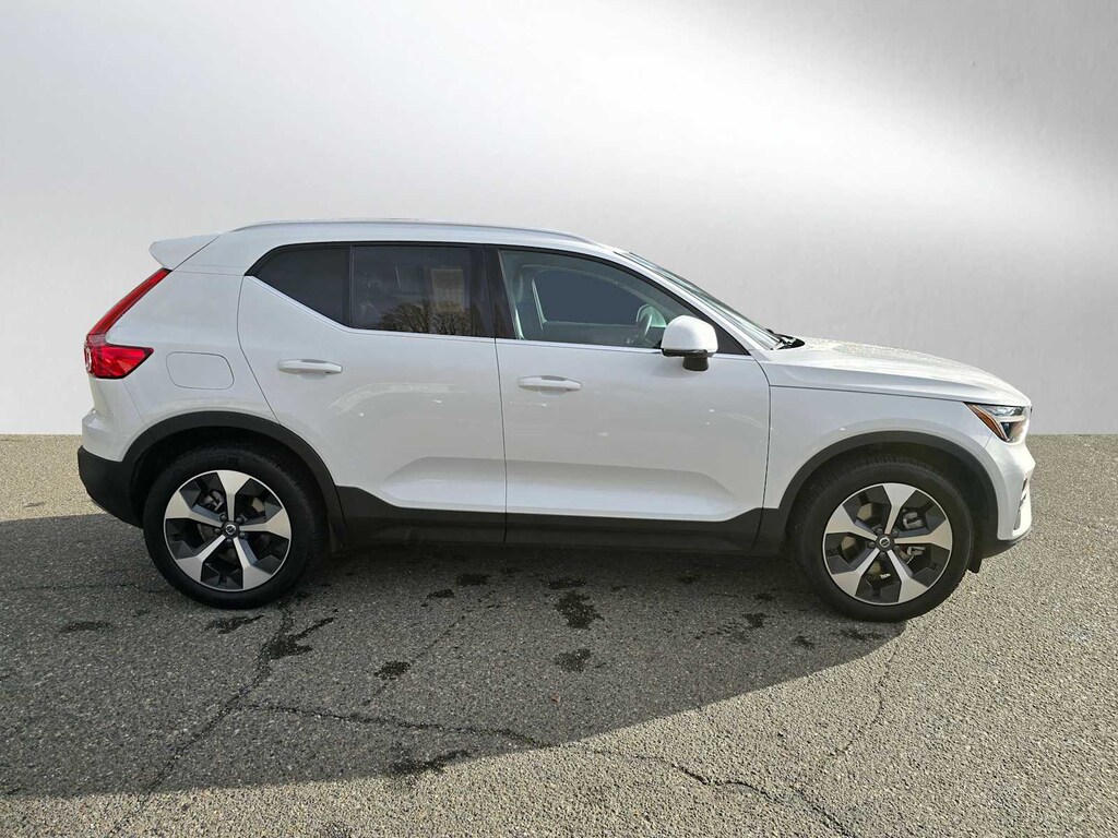 New 2025 Volvo XC40 B5 Core Bright Theme SUV