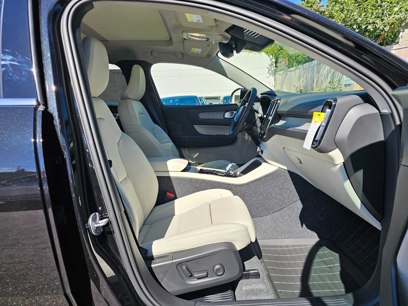 2025 Volvo XC40 Plus - Photo 10
