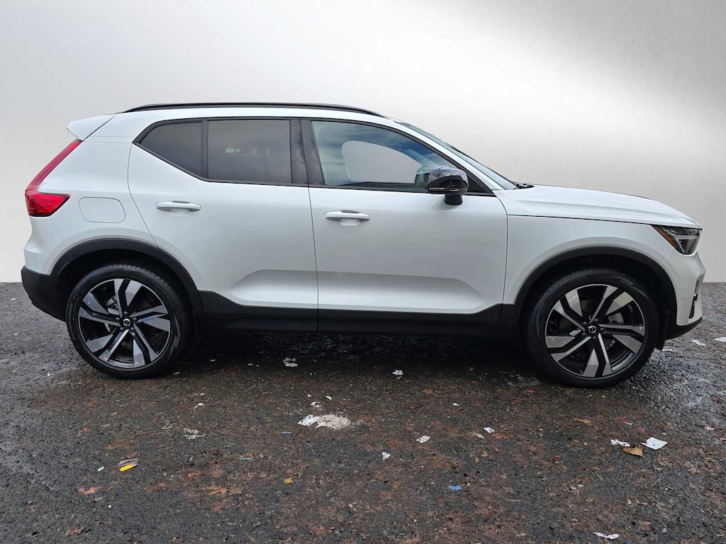 Certified 2024 Volvo XC40 B5 Ultimate Dark SUV