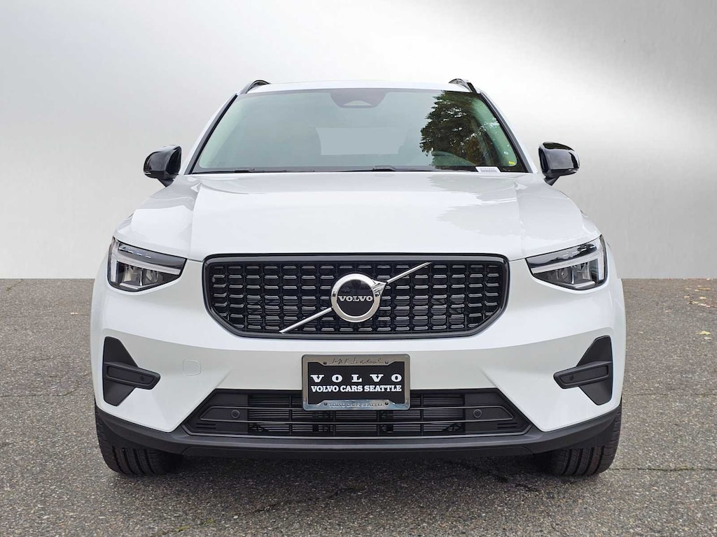 New 2026 Volvo XC40 B5 Core SUV