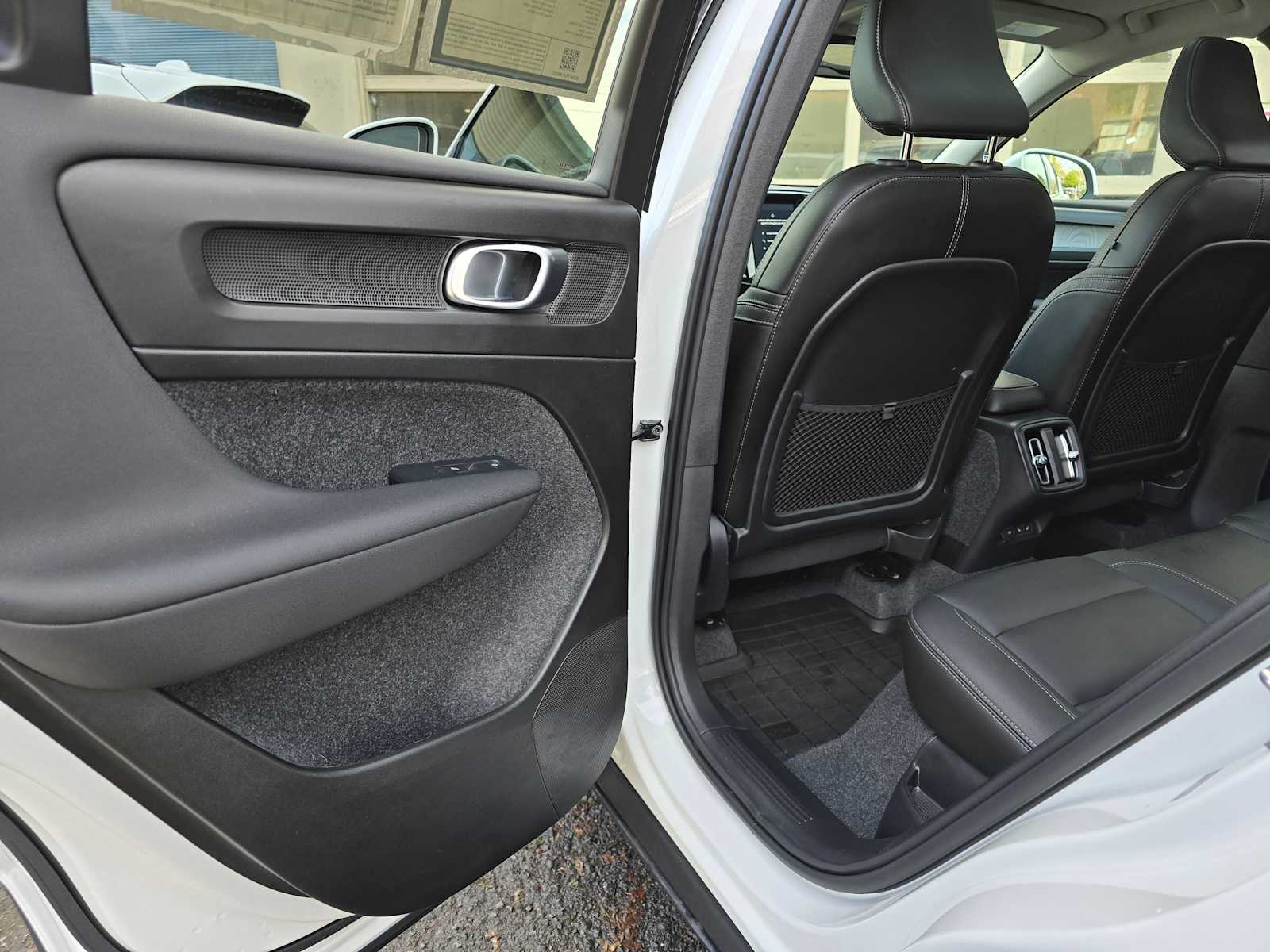 2025 Volvo XC40 Core - Photo 14