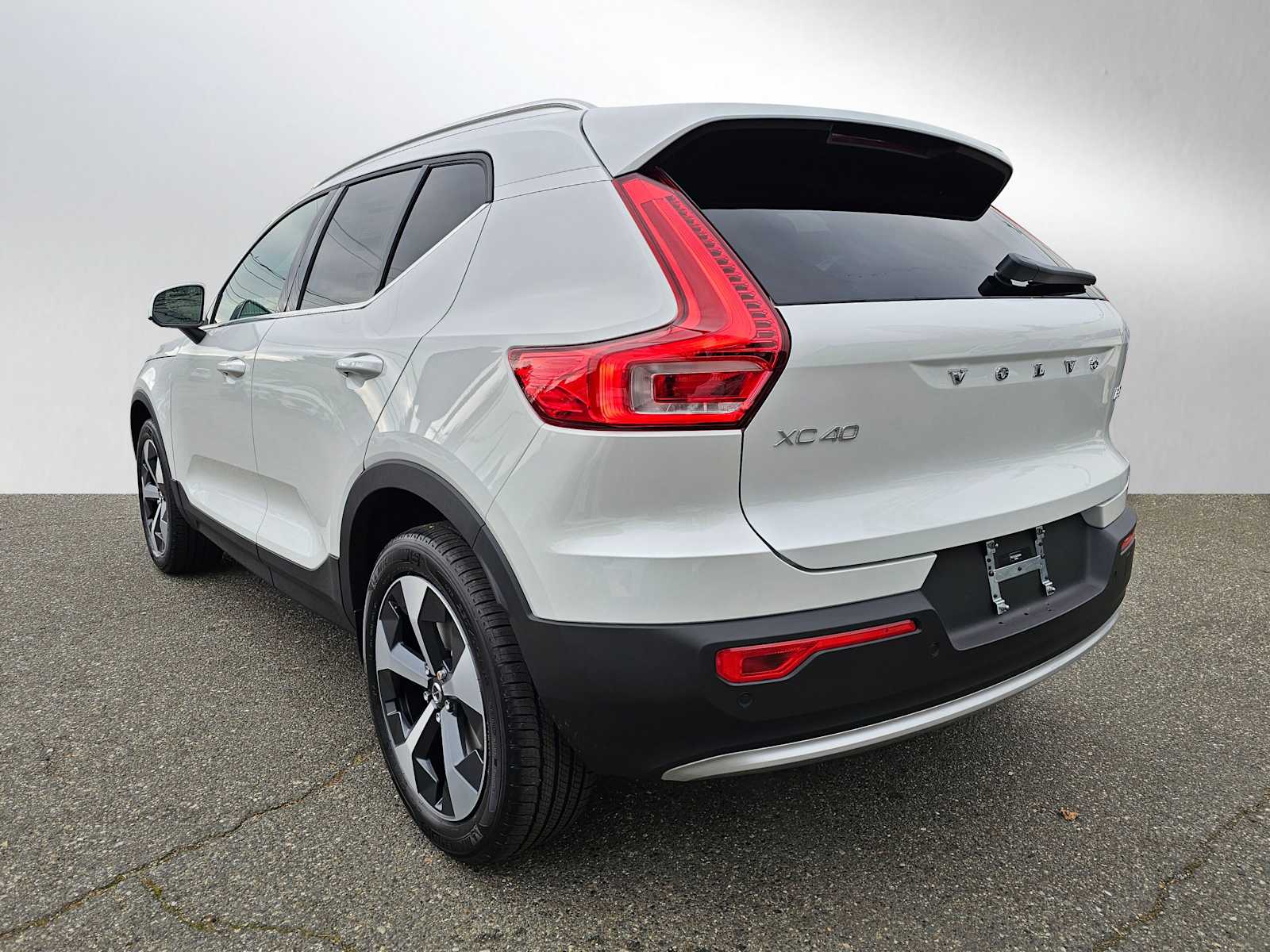 2025 Volvo XC40 Core photo 3