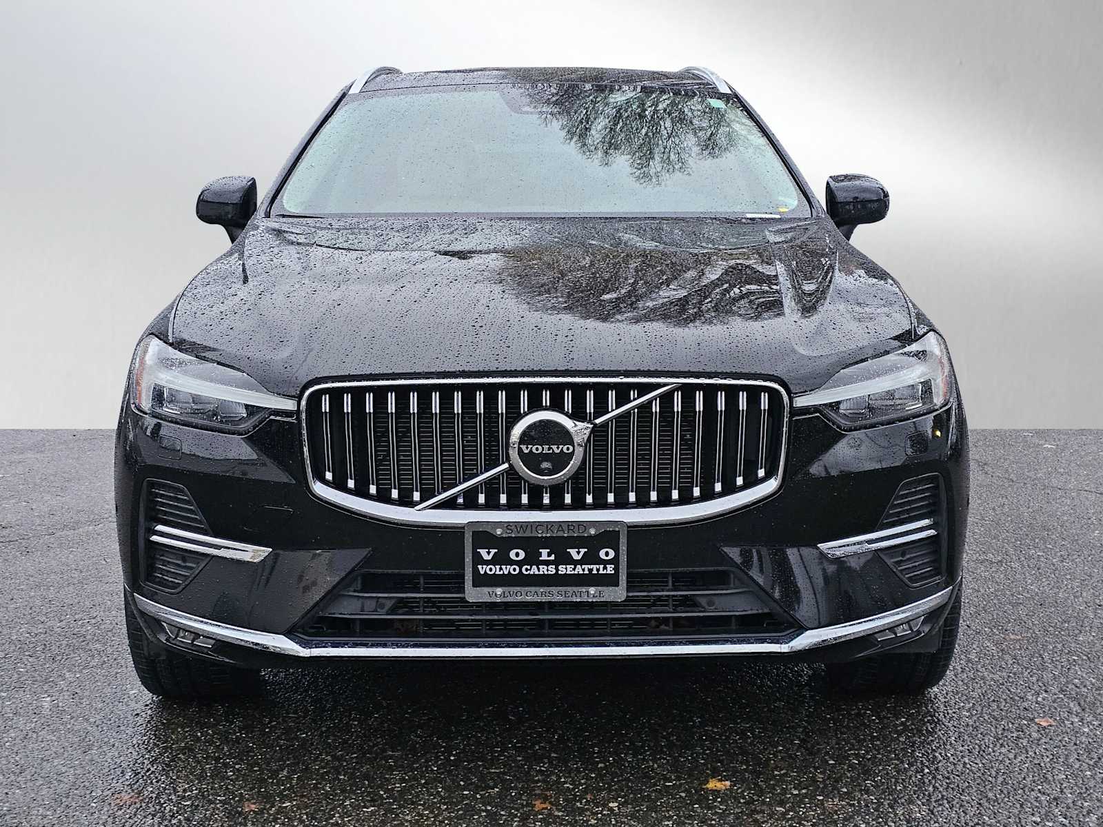 2023 Volvo XC60 B5 Plus photo 2
