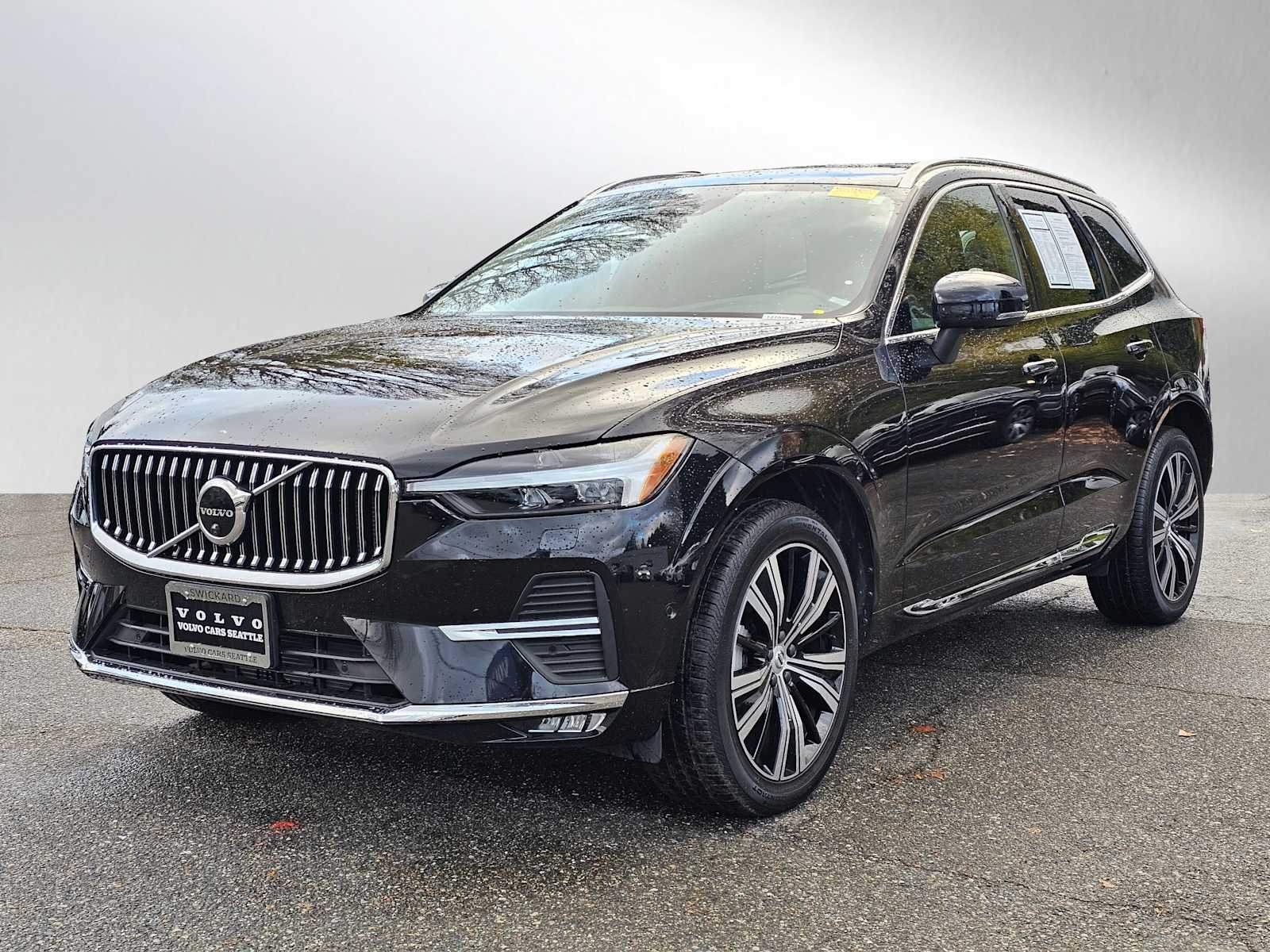 2023 Volvo XC60 B5 Plus photo 2