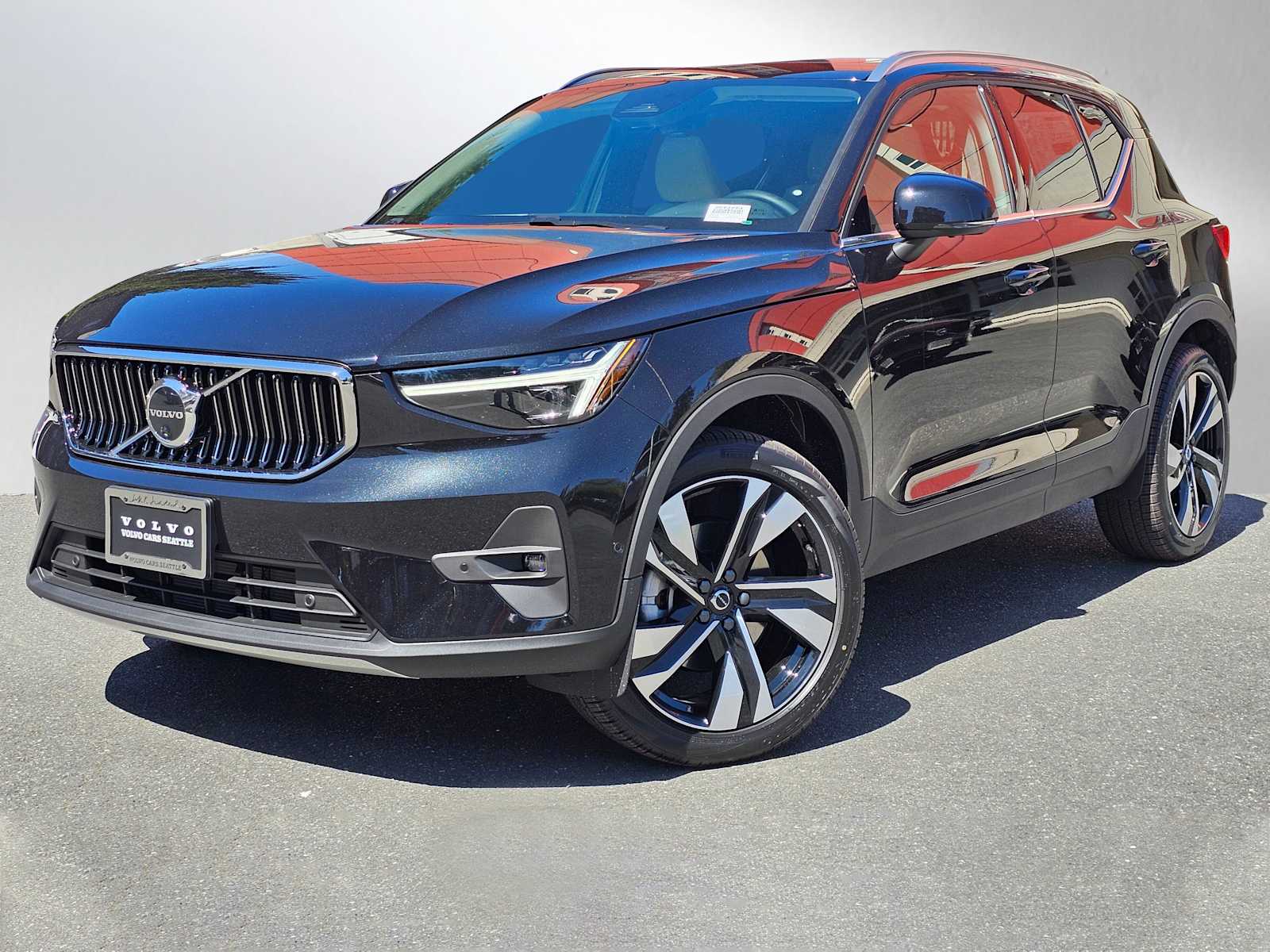 2025 Volvo XC40 photo 3