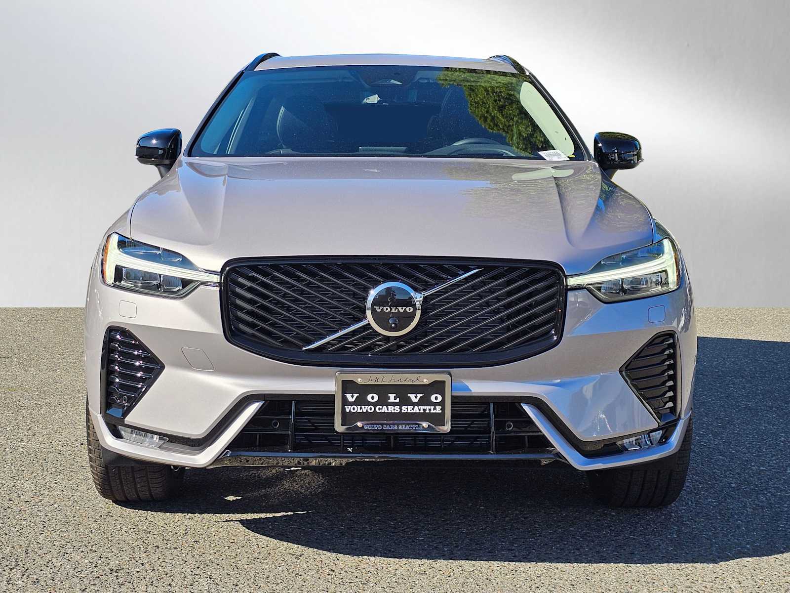 2026 Volvo XC60 B5 photo 2