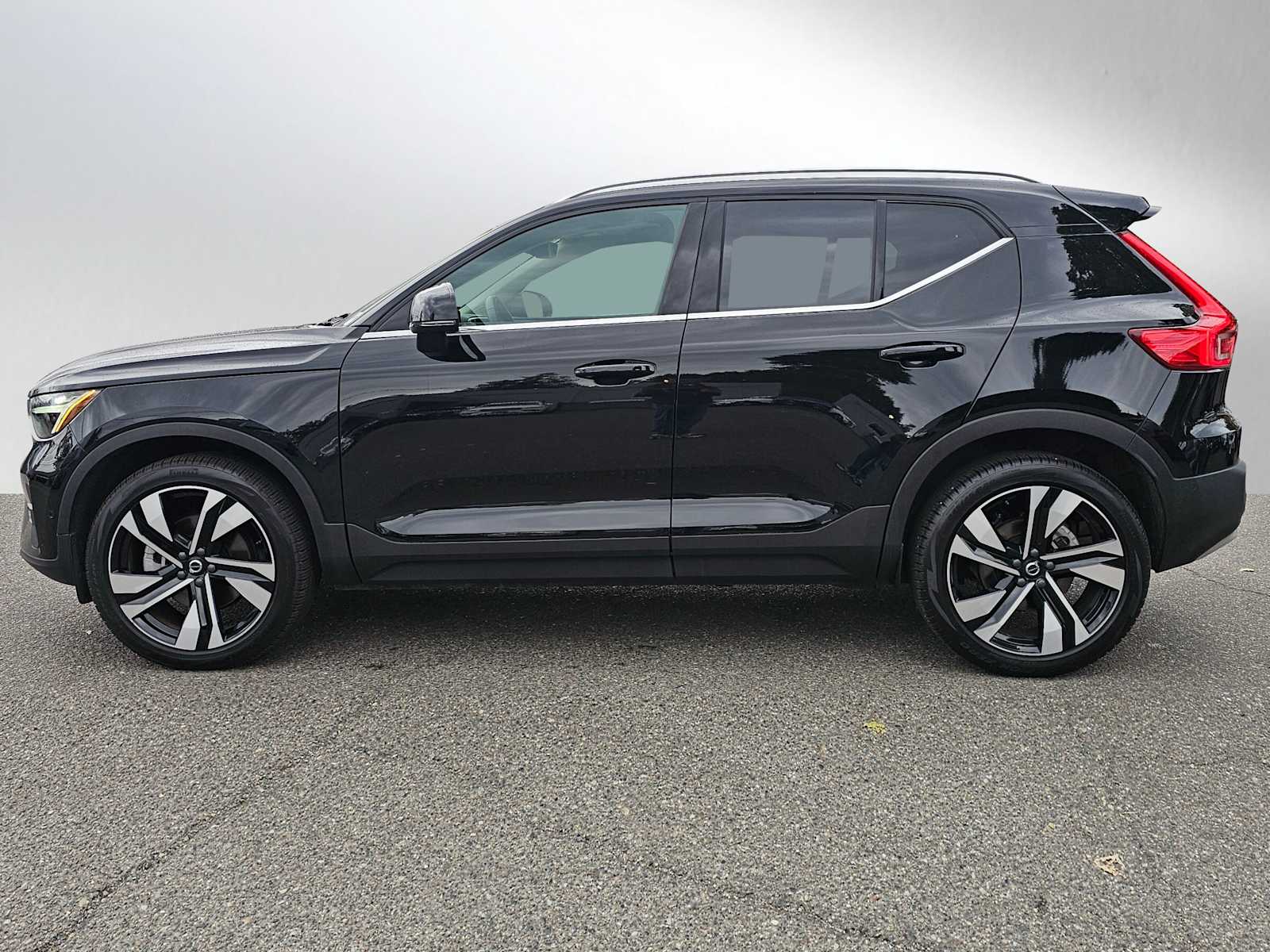 2023 Volvo XC40 AWD Plus photo 2