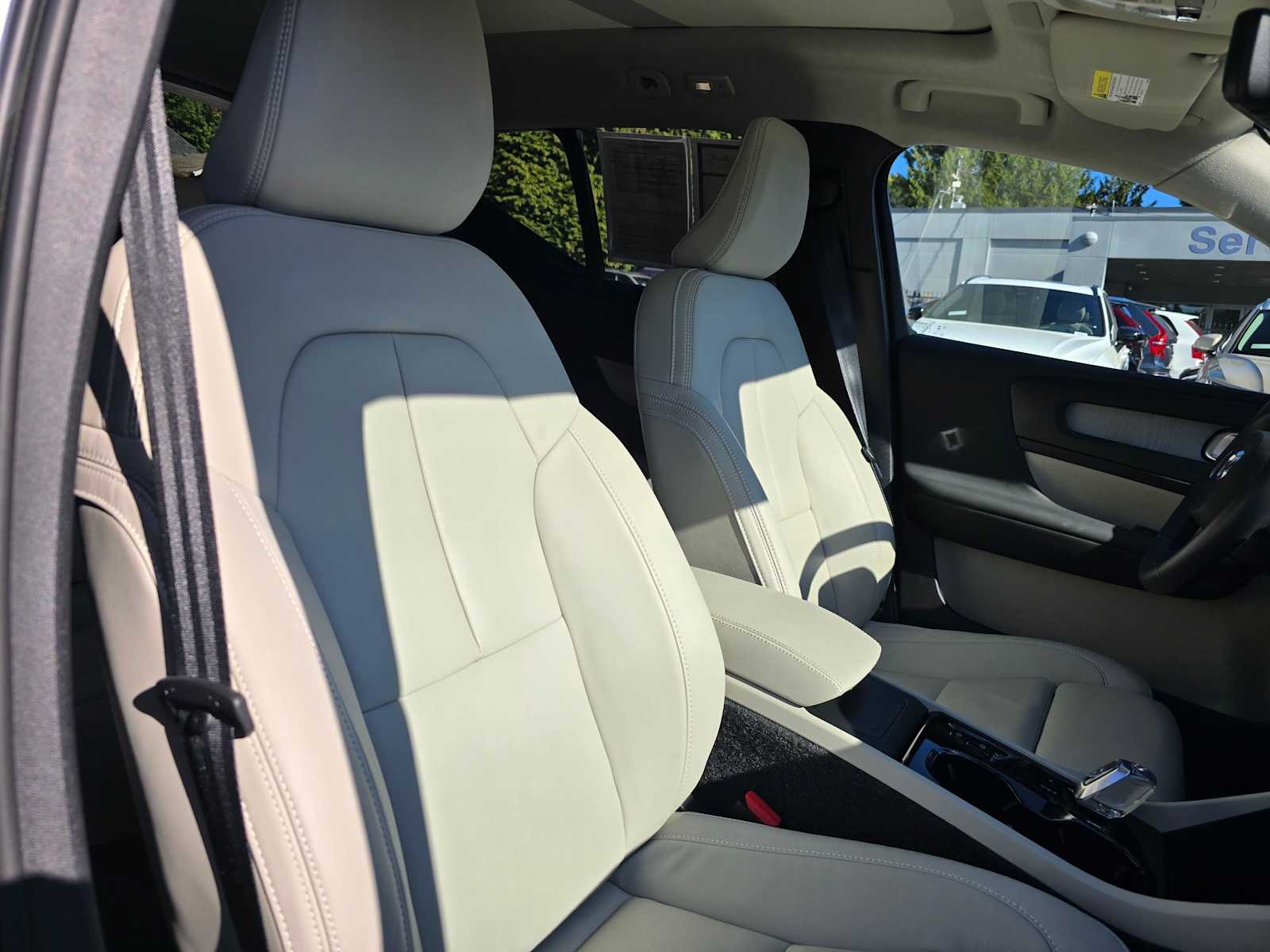 2026 Volvo XC40 Plus - Photo 11