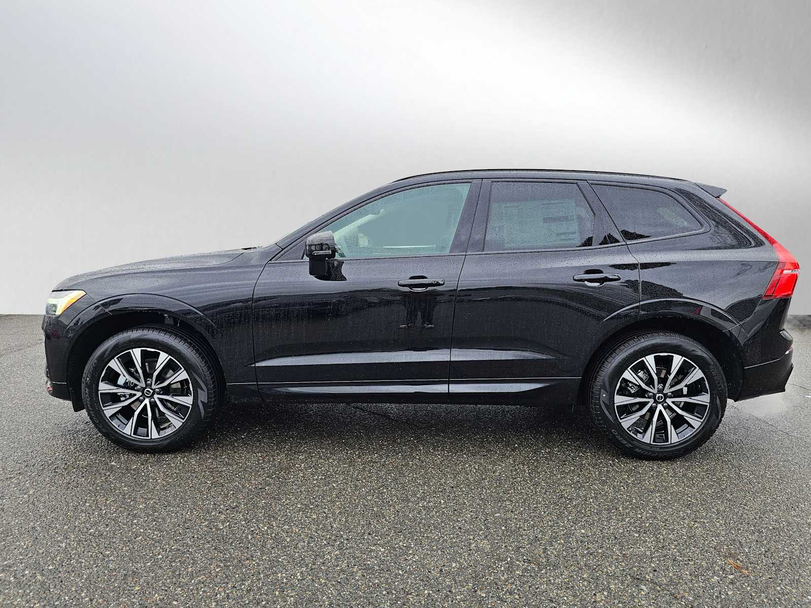 2025 Volvo XC60 B5 Core photo 4